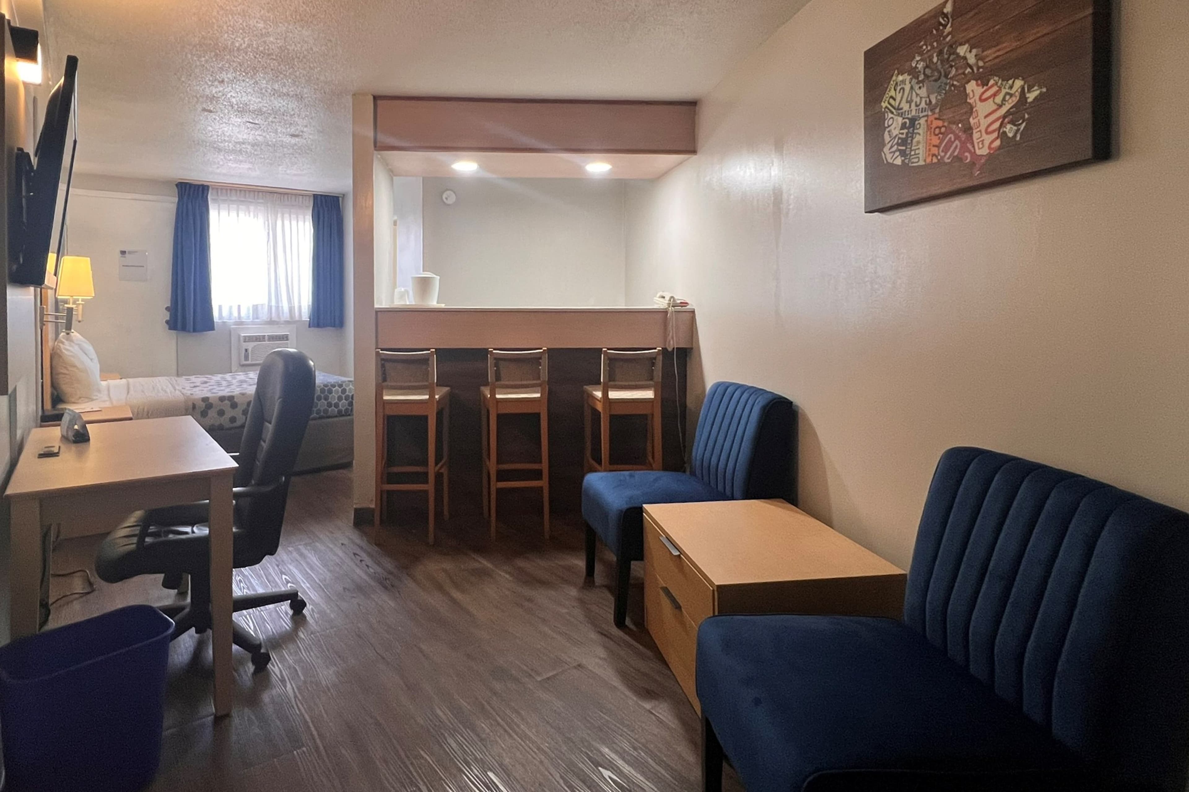 Econo Lodge Motel Village — 12