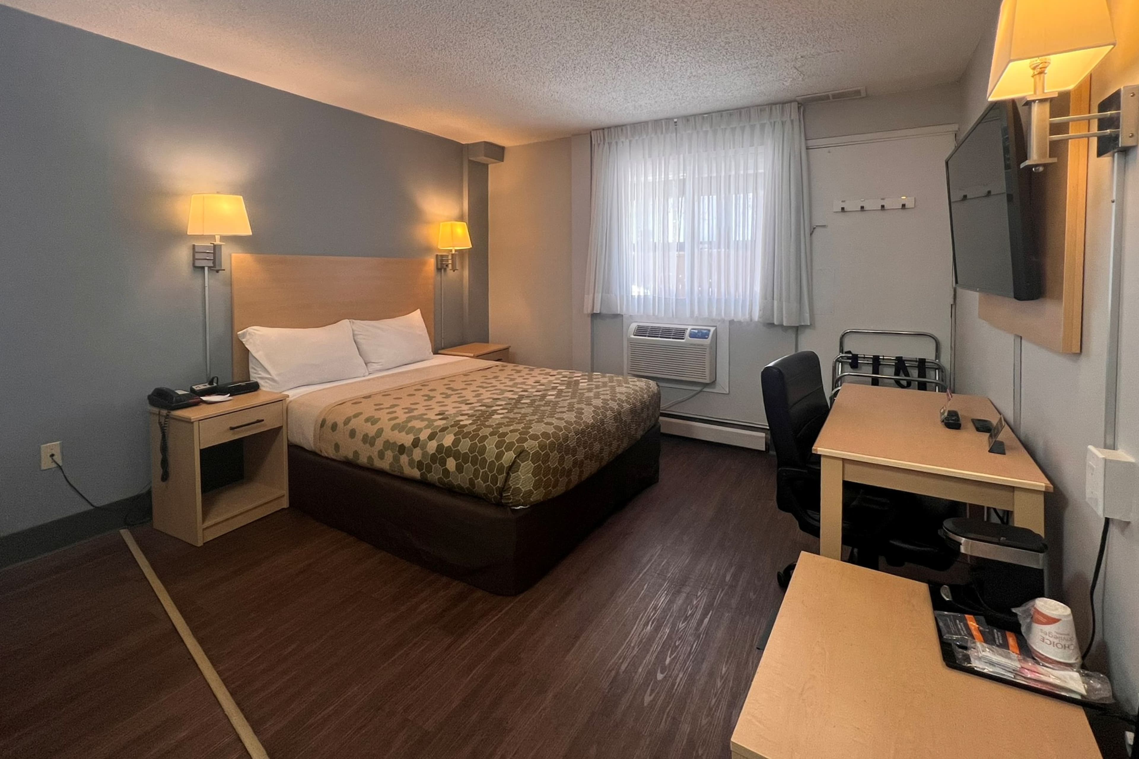 Econo Lodge Motel Village — 20
