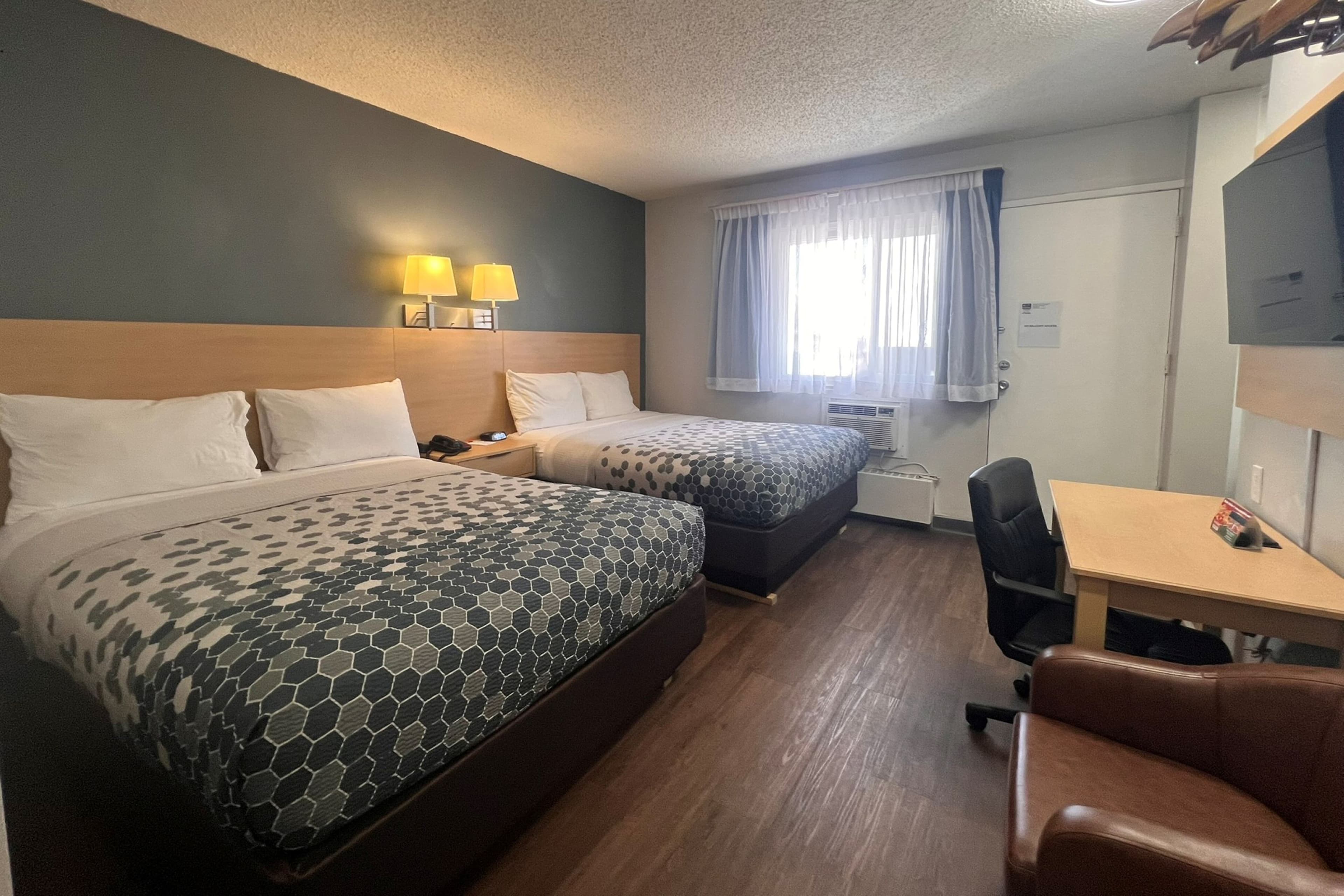 Econo Lodge Motel Village — 25