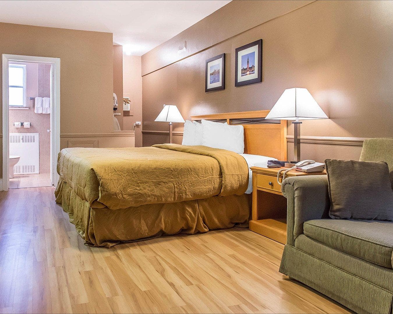 Econo Lodge Downtown - Image 3