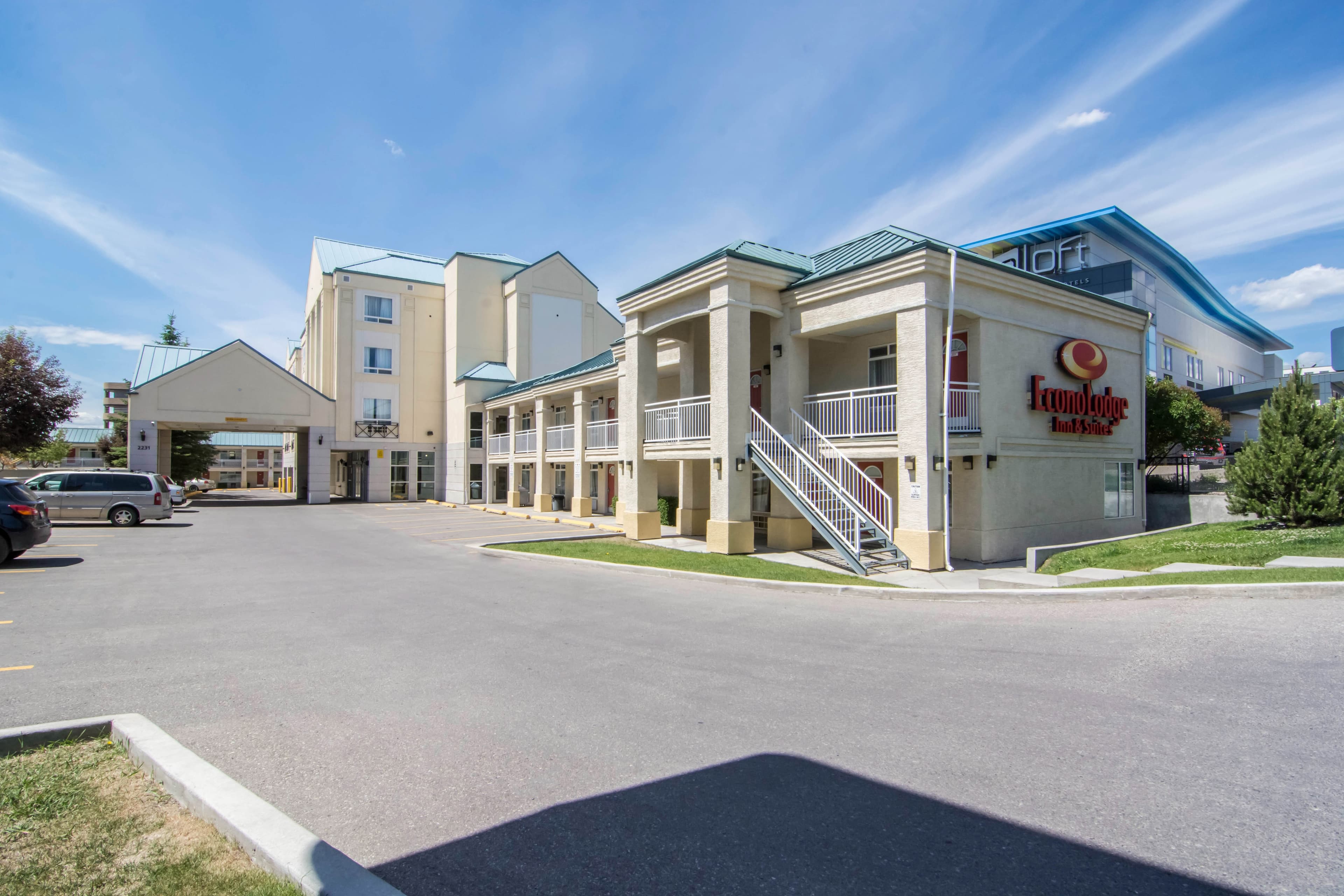 Econo Lodge Inn & Suites University - Image 1