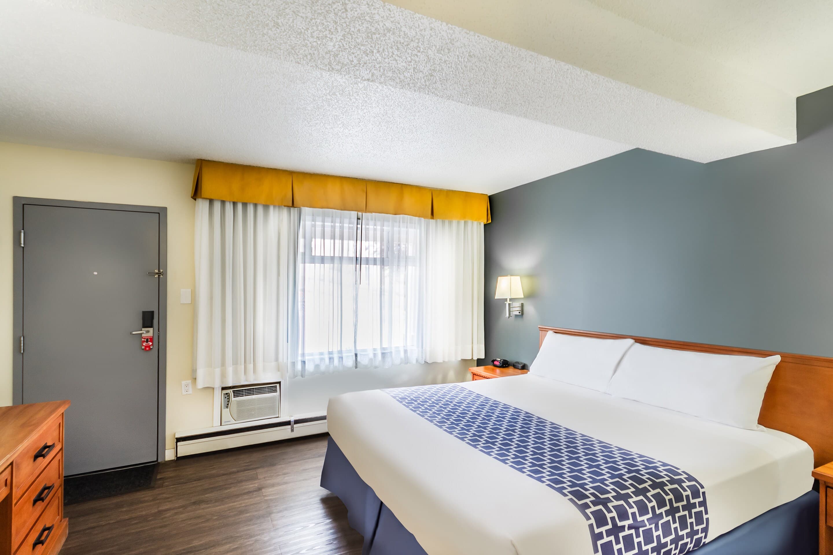 Econo Lodge Inn & Suites University — 7