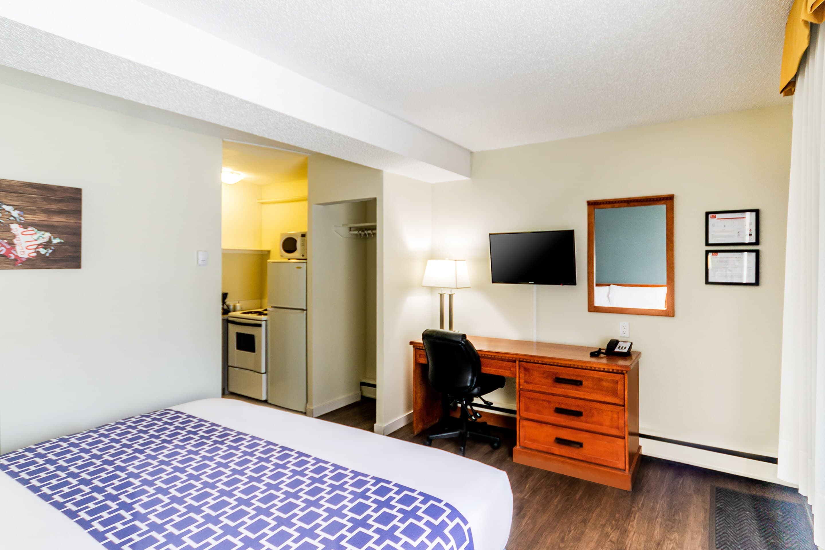 Econo Lodge Inn & Suites University — 14