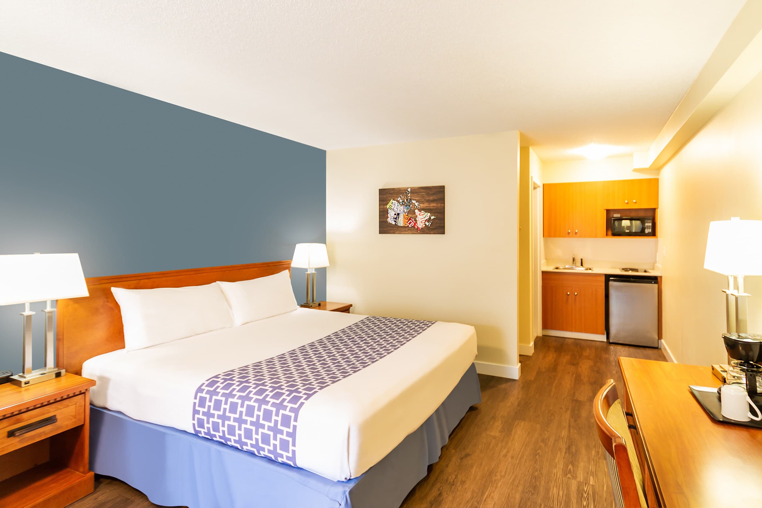 Econo Lodge Inn & Suites University - Image 2