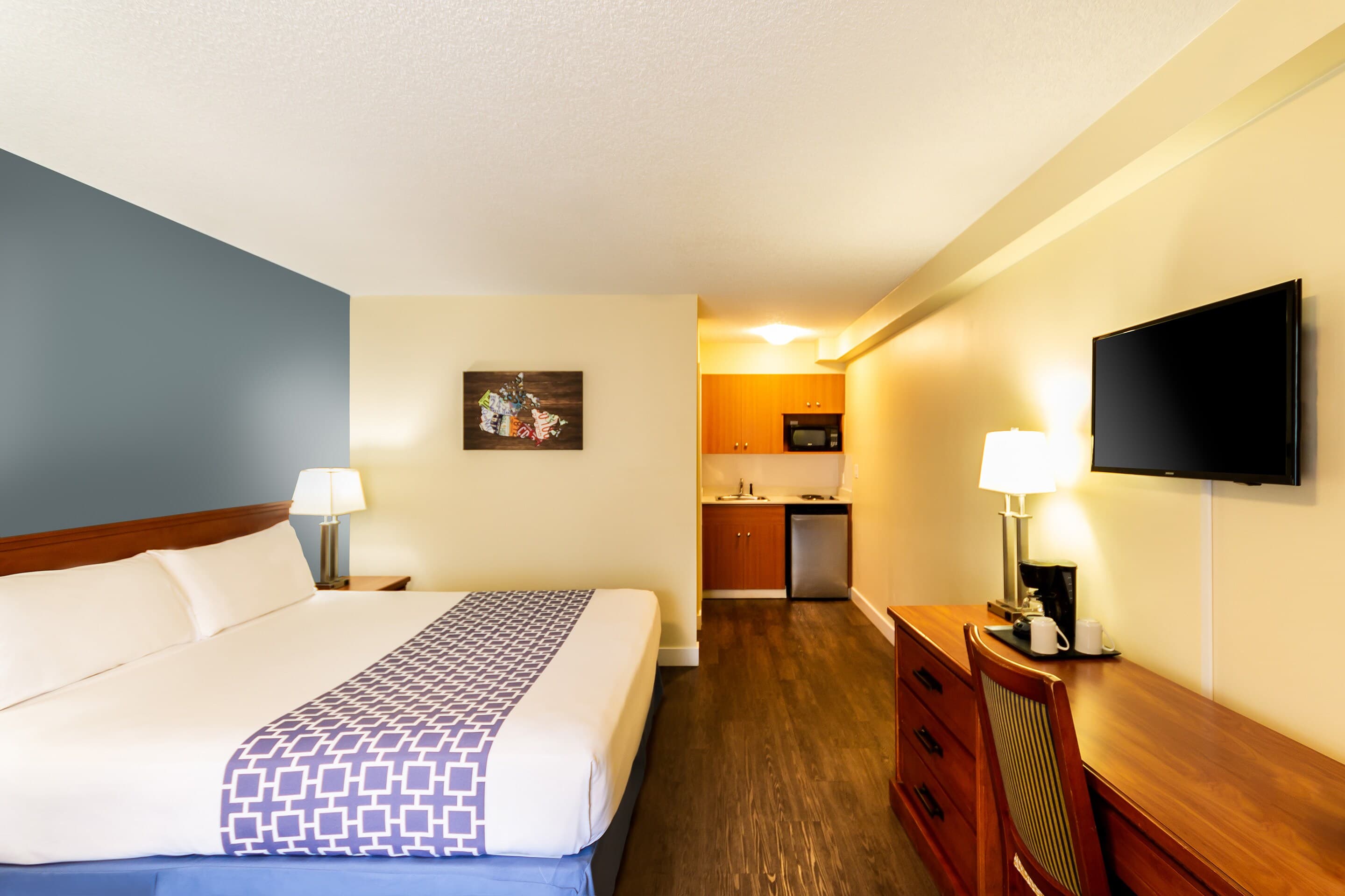 Econo Lodge Inn & Suites University - Image 4