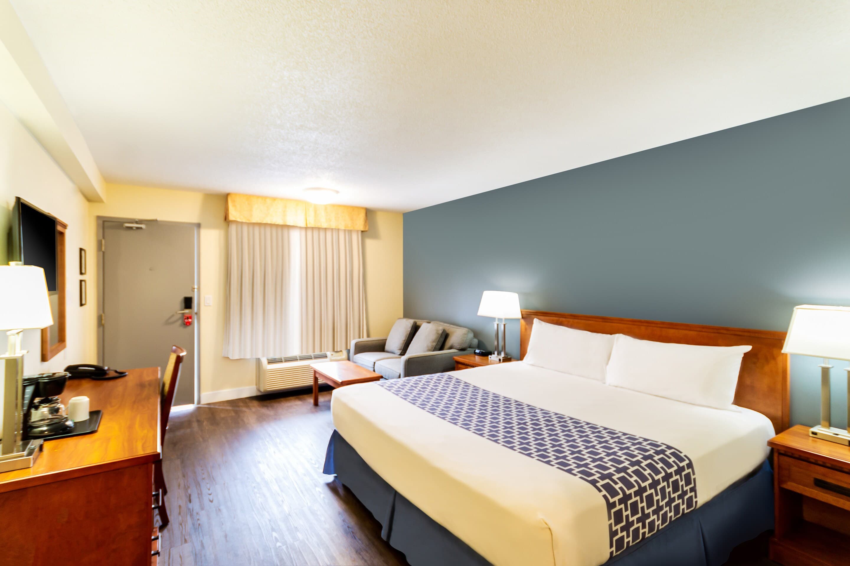 Econo Lodge Inn & Suites University - Image 5