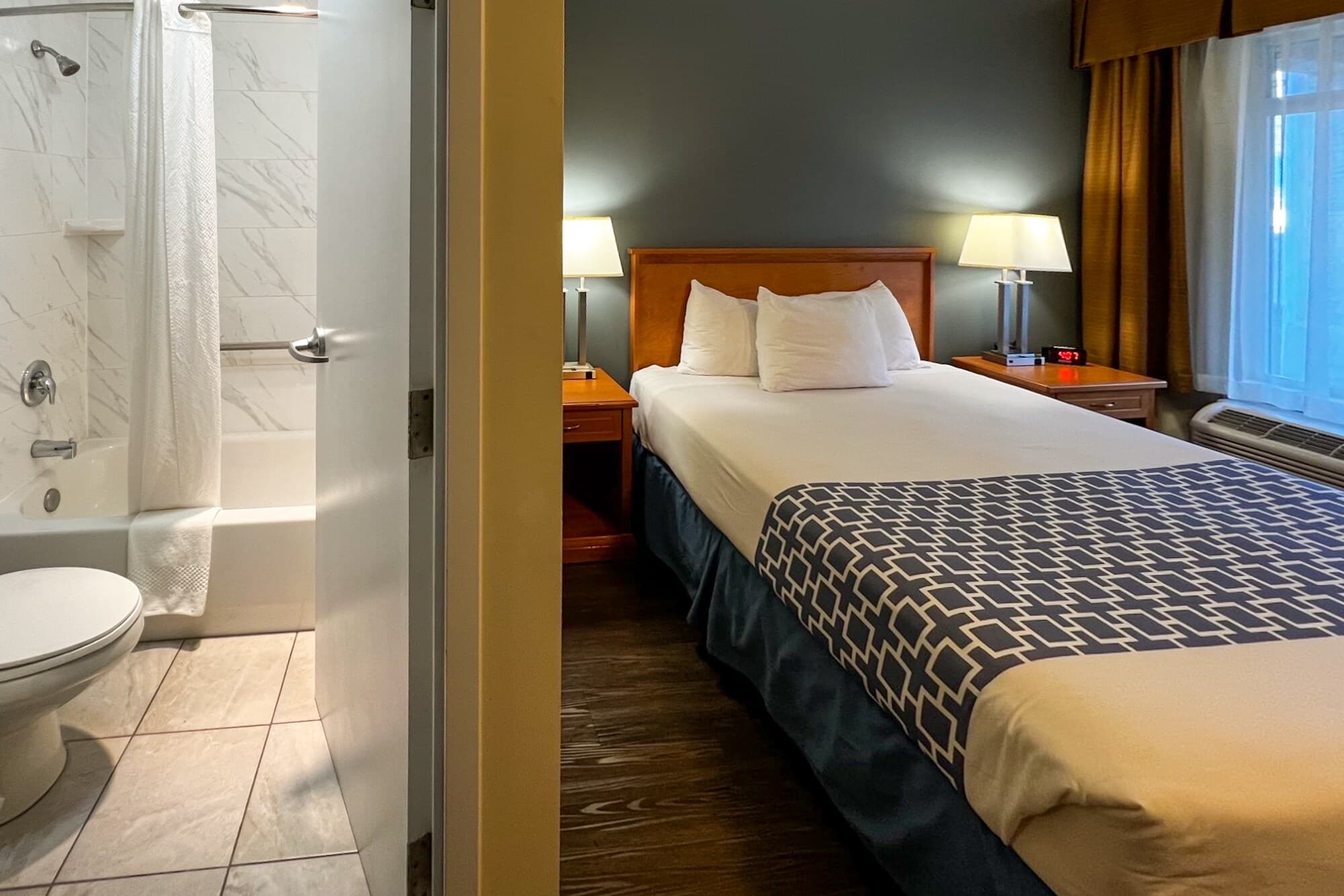 Econo Lodge Inn & Suites University — 20