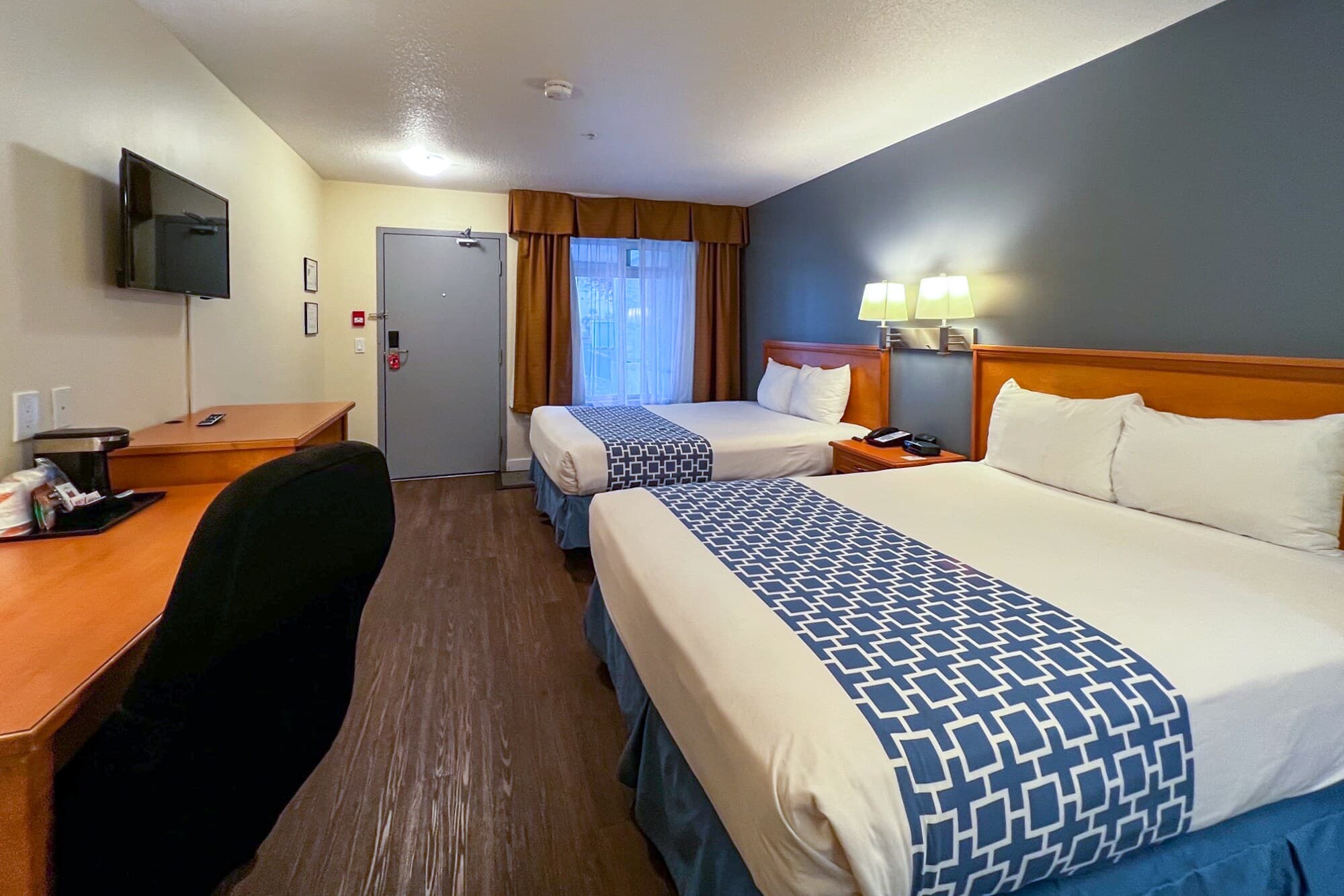 Econo Lodge Inn & Suites University — 25