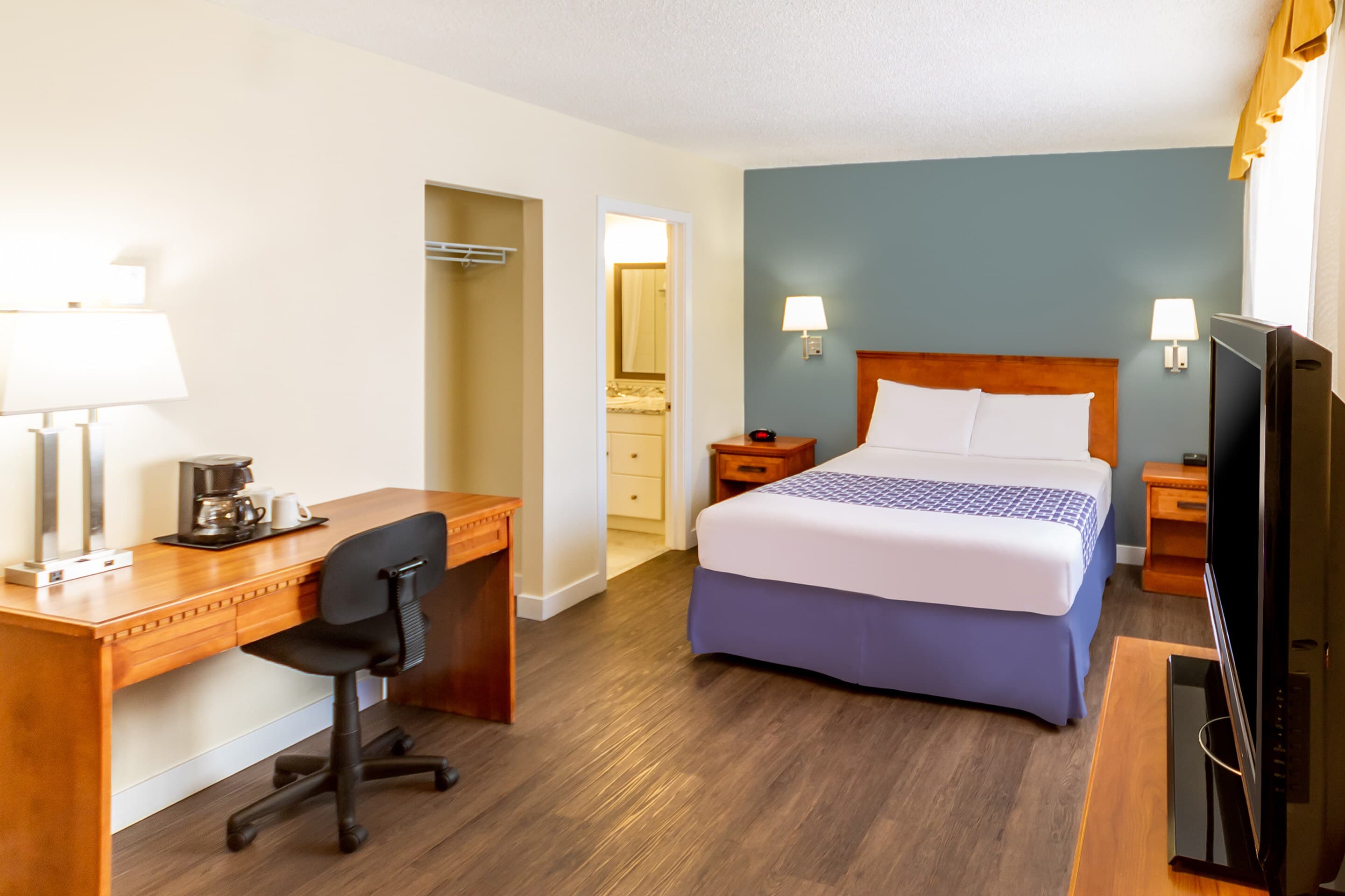 Econo Lodge Inn & Suites University — 31