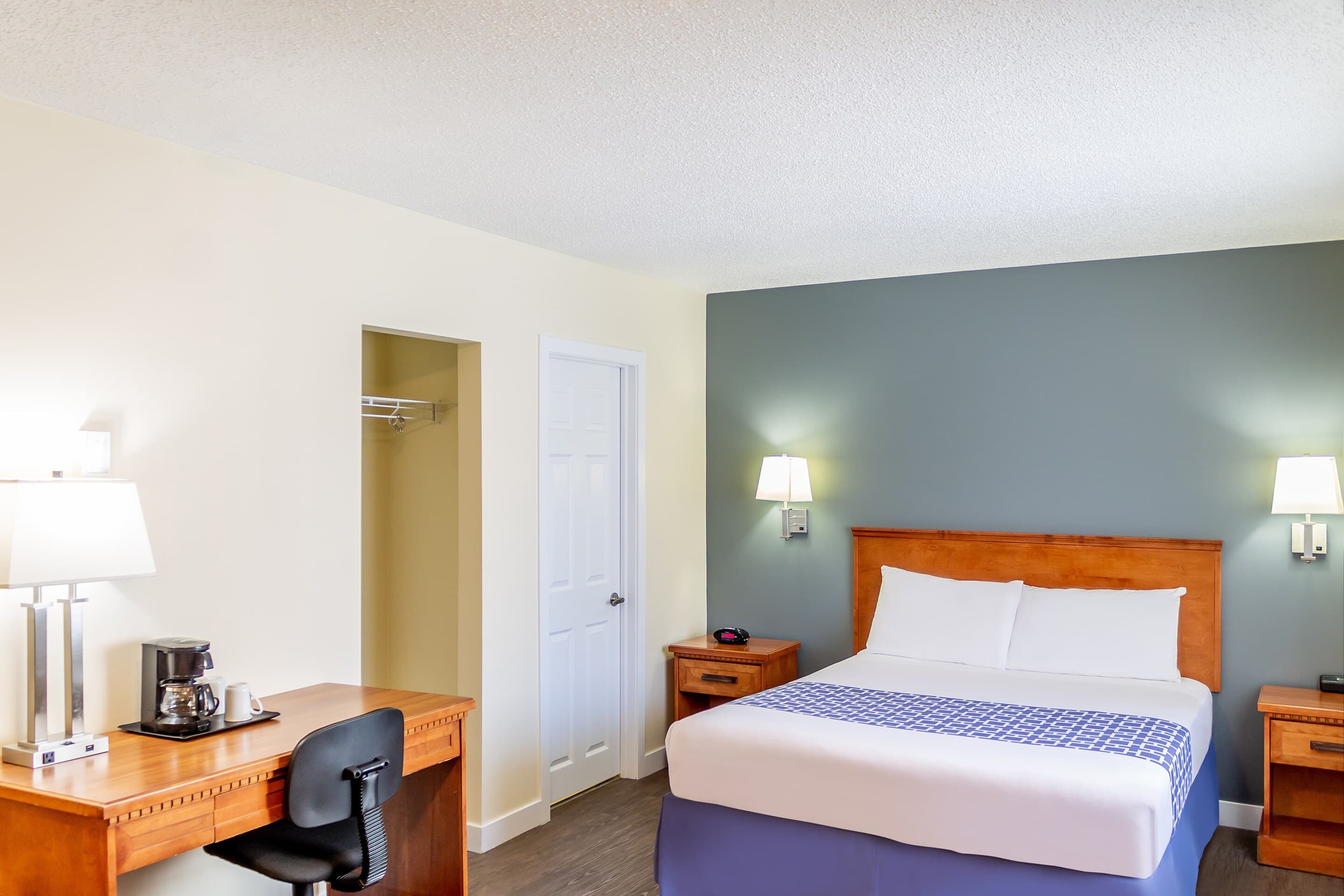 Econo Lodge Inn & Suites University — 32
