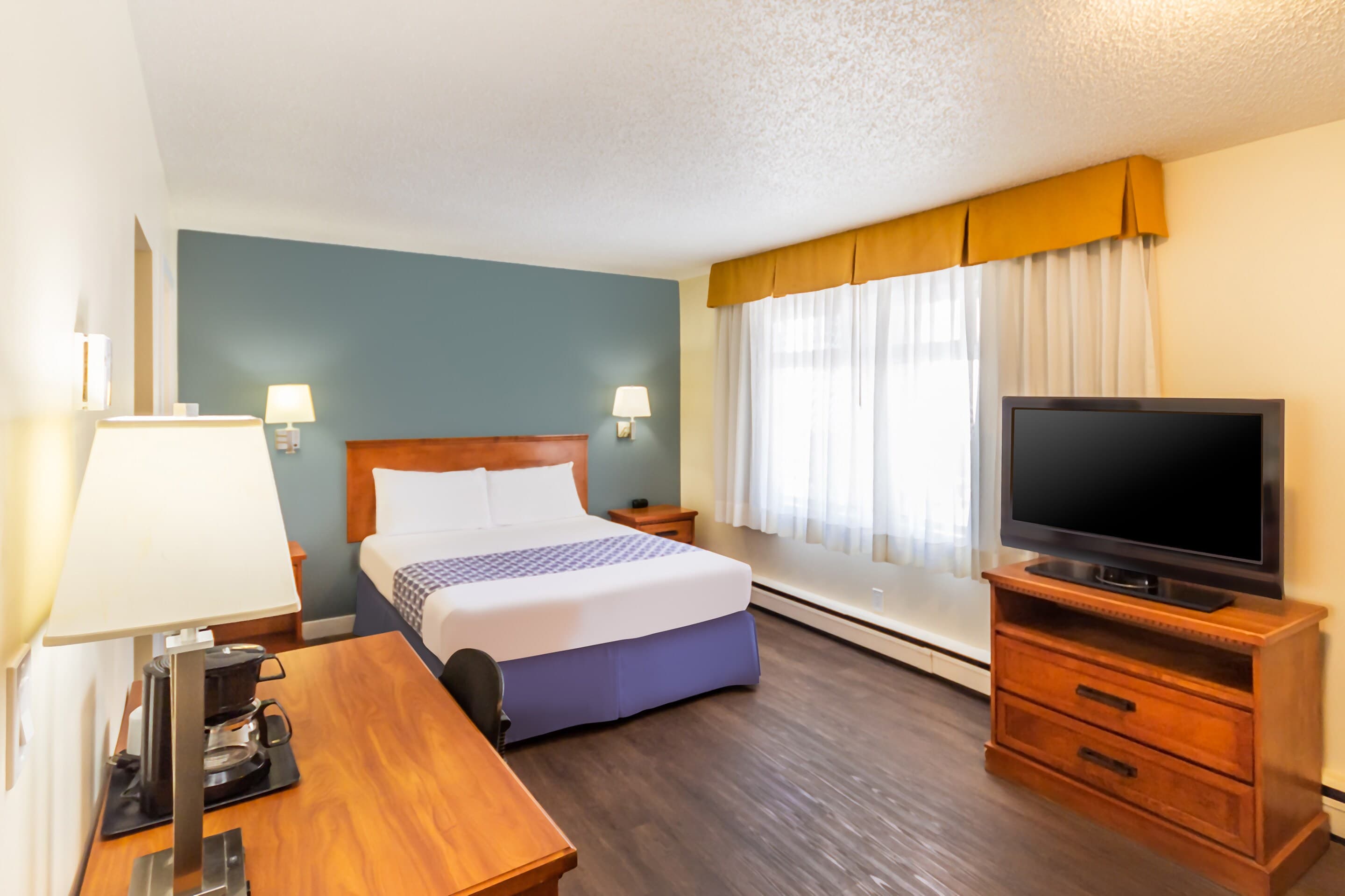 Econo Lodge Inn & Suites University — 33