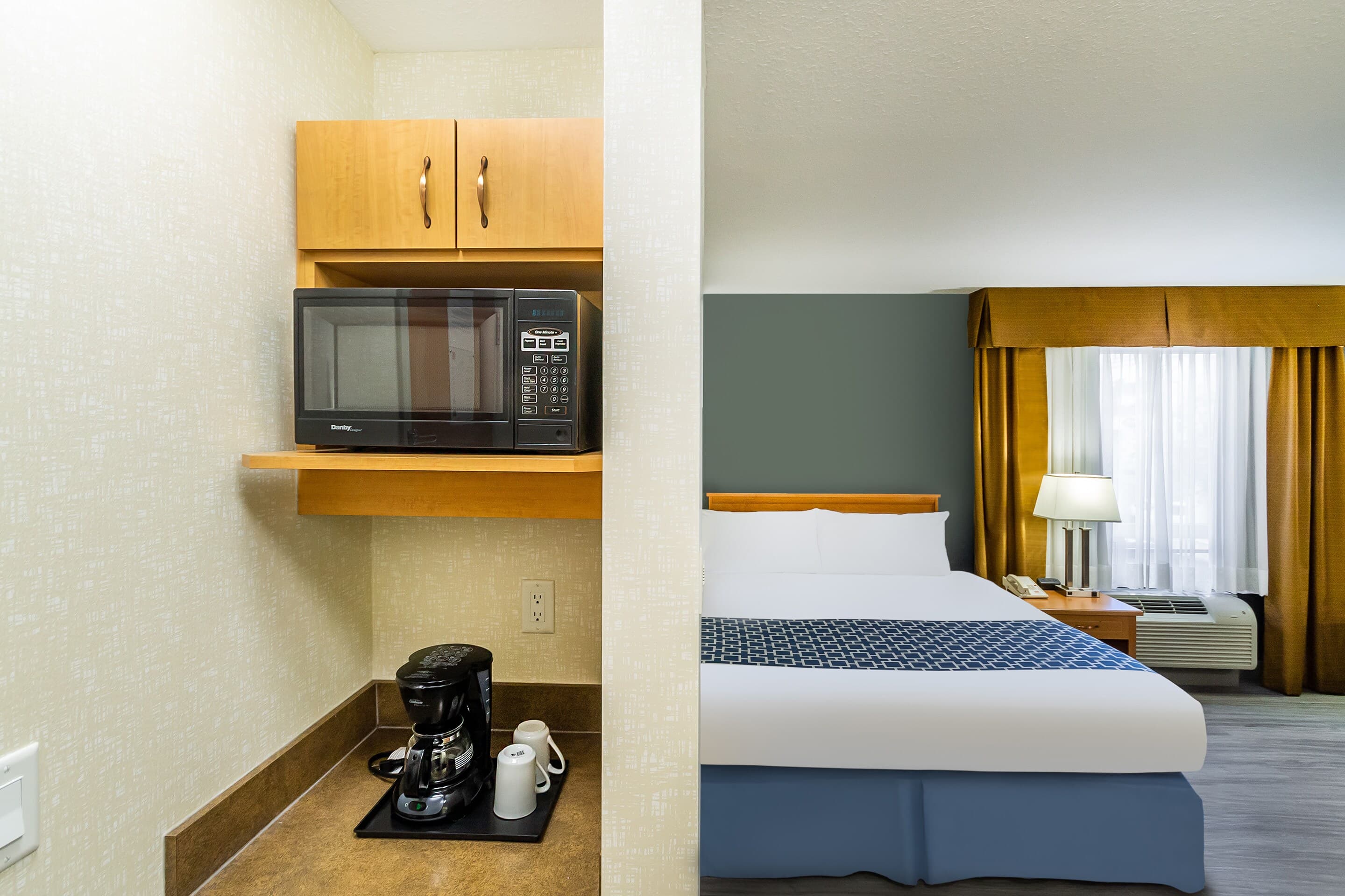 Econo Lodge Inn & Suites University — 40