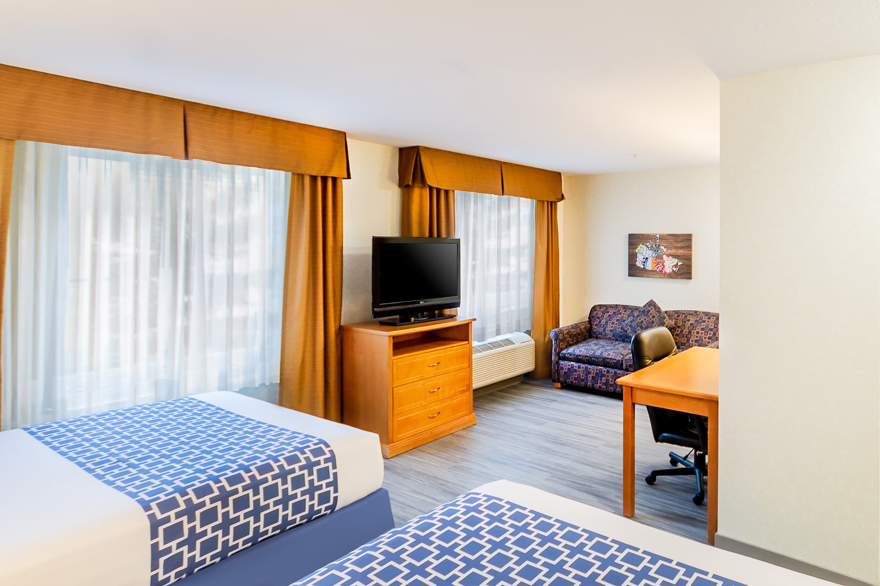 Econo Lodge Inn & Suites University — 53