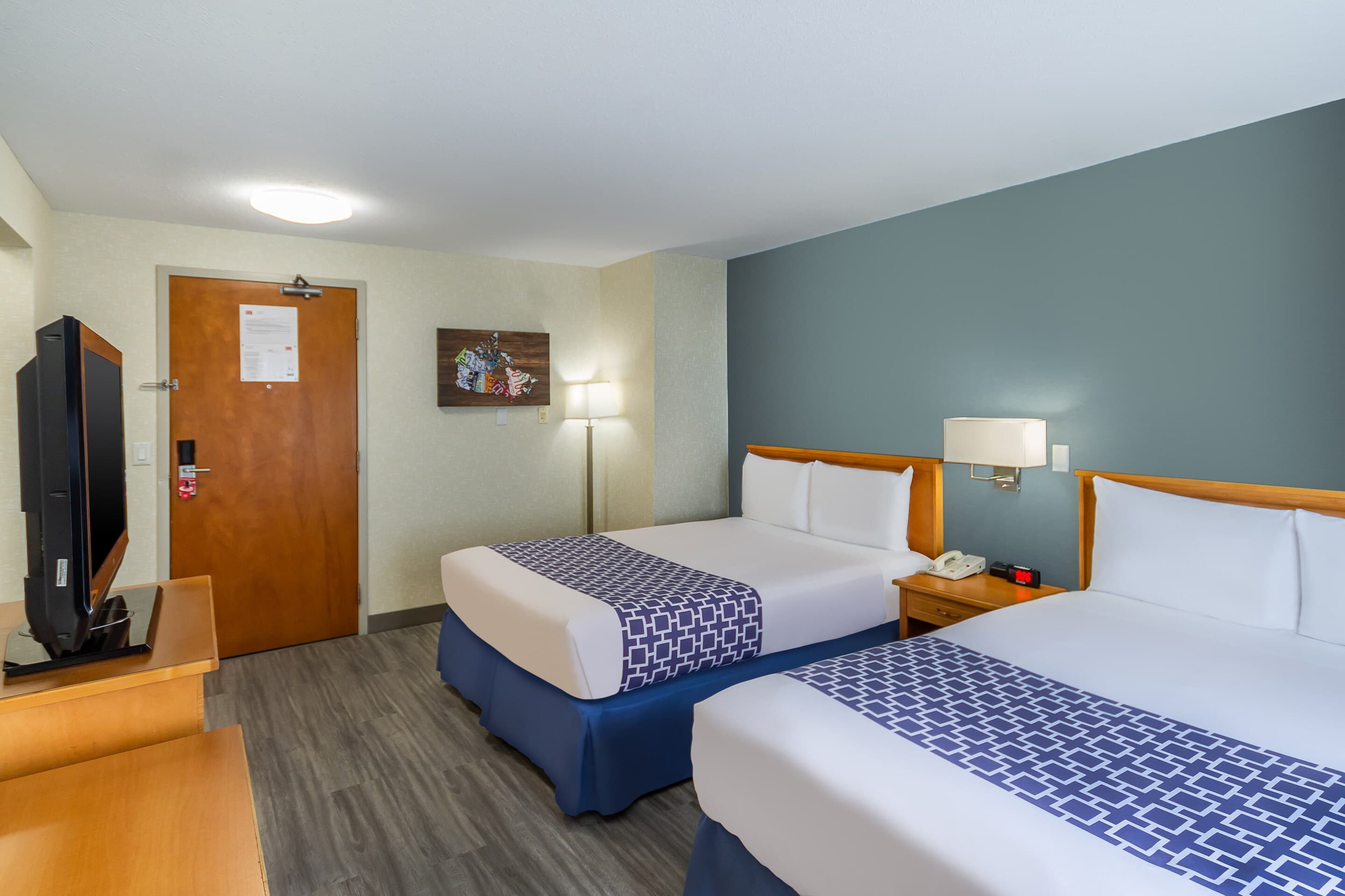 Econo Lodge Inn & Suites University — 64