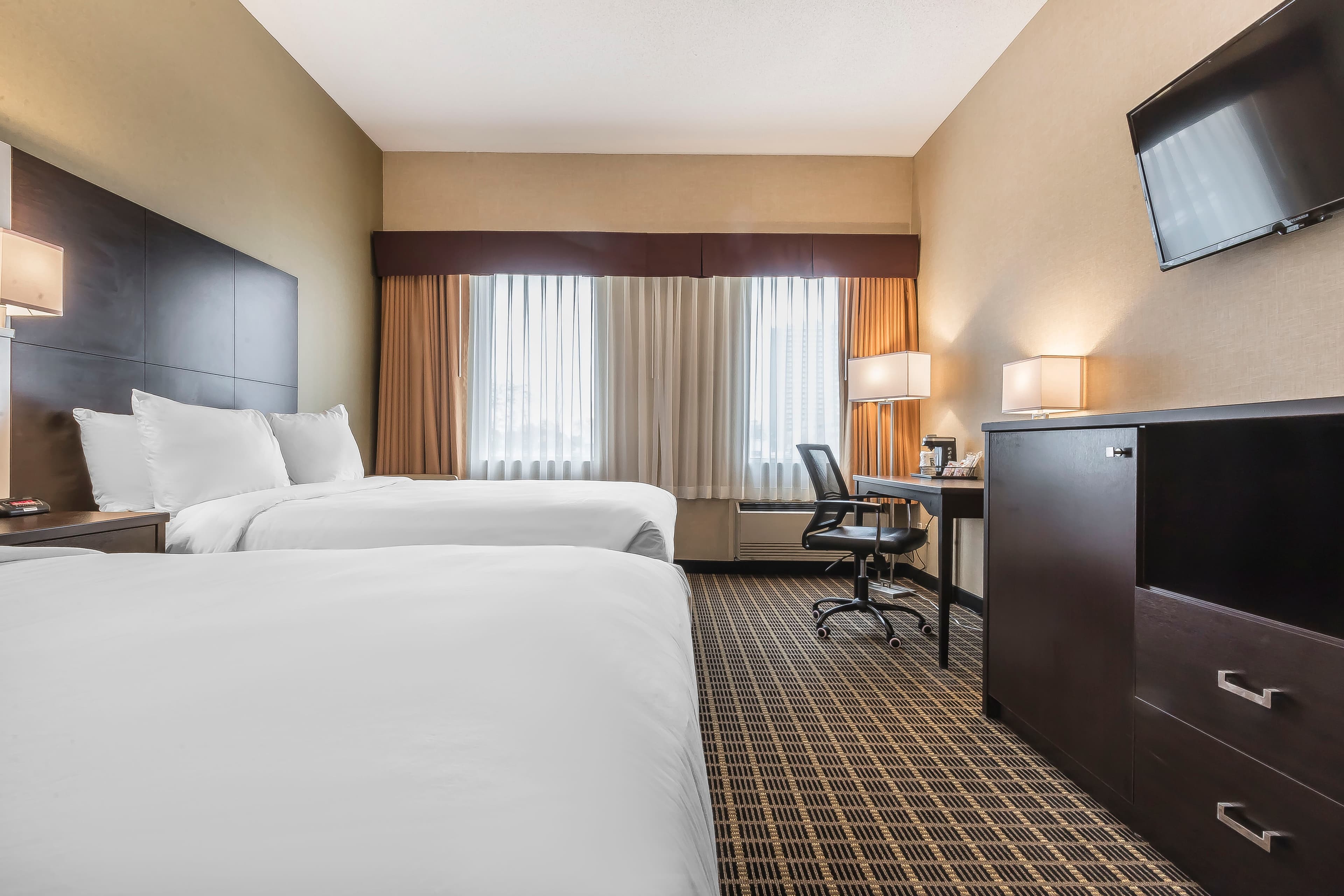 Quality Inn & Suites Downtown - Image 5