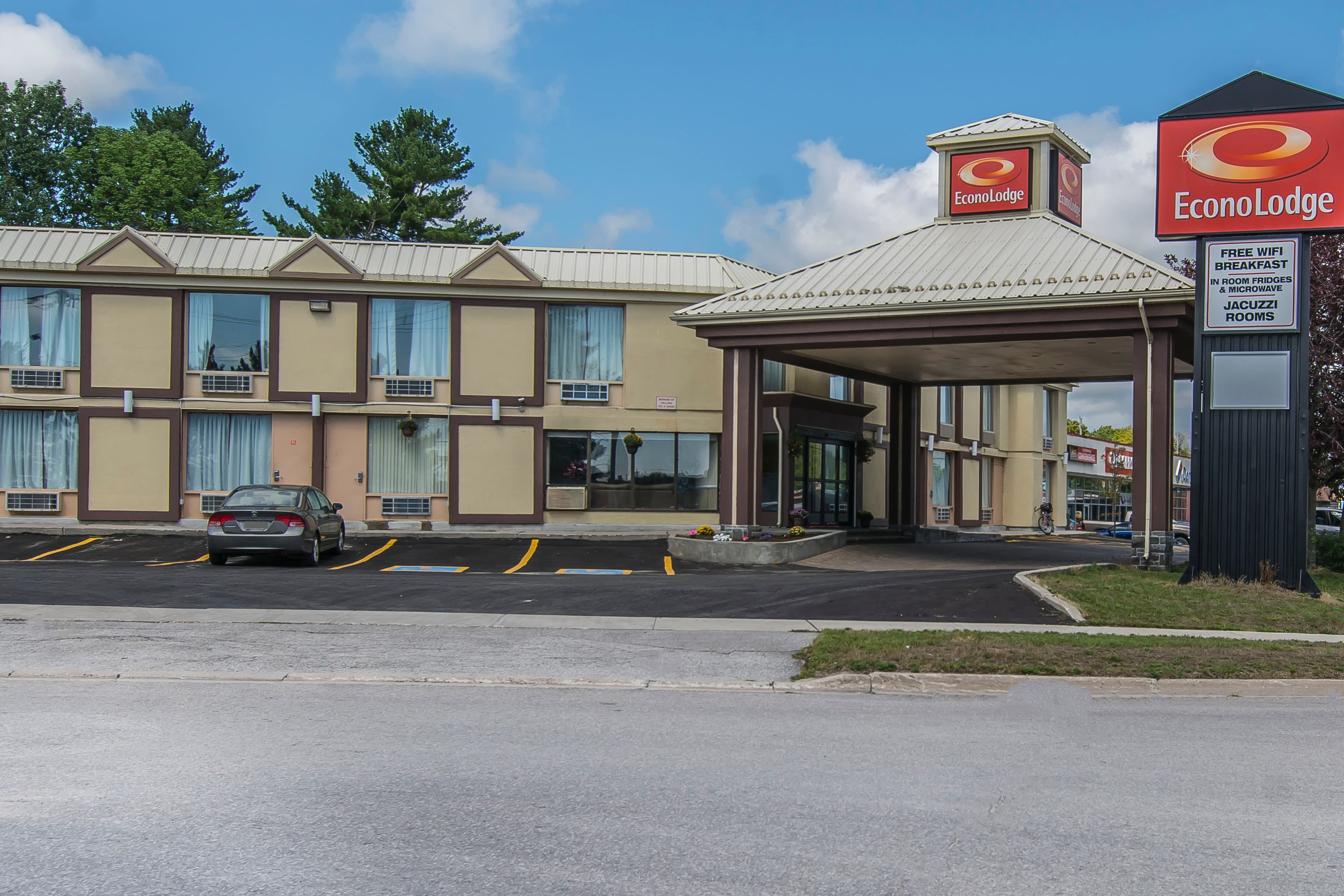 Econo Lodge - Image 1