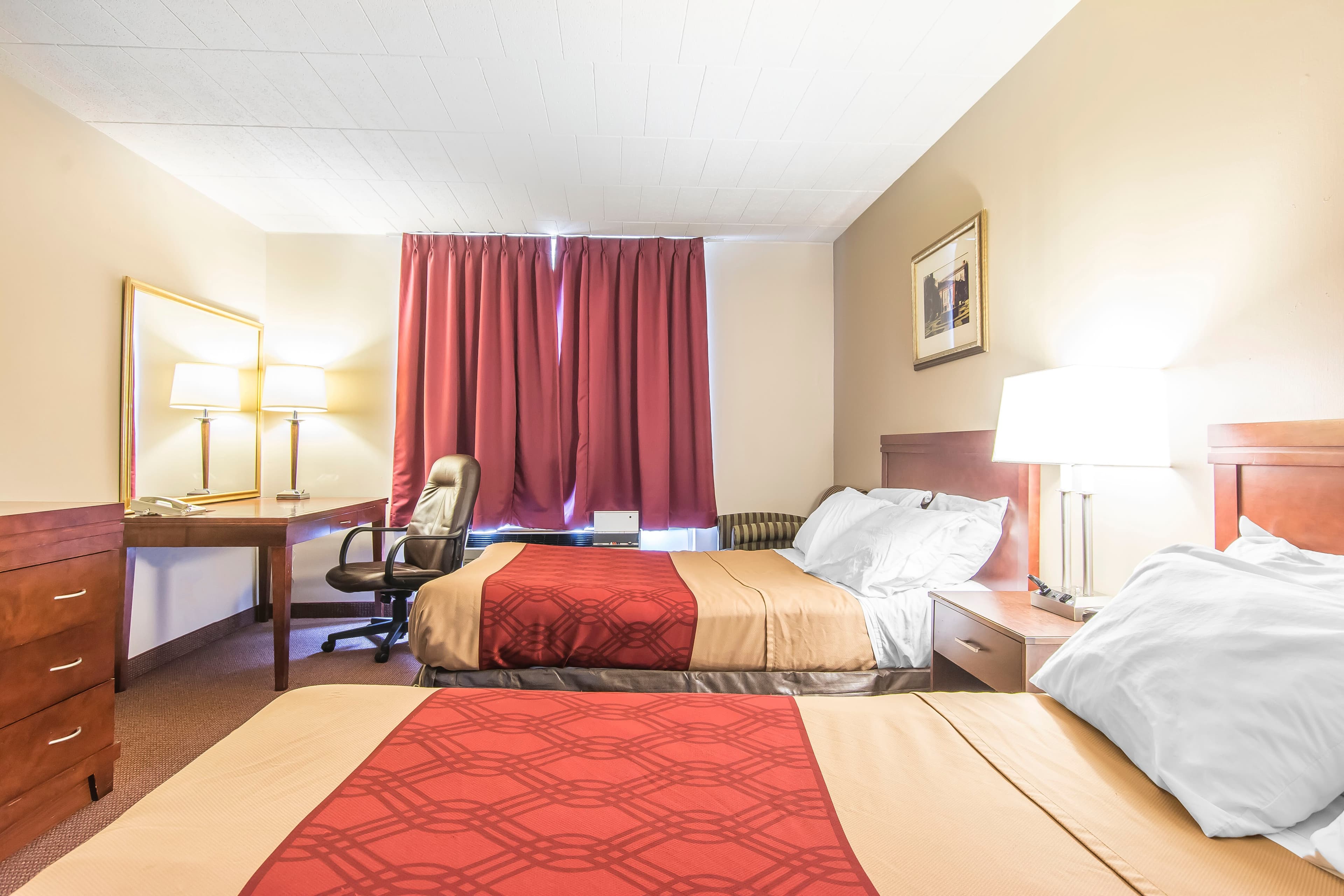 Econo Lodge - Image 2