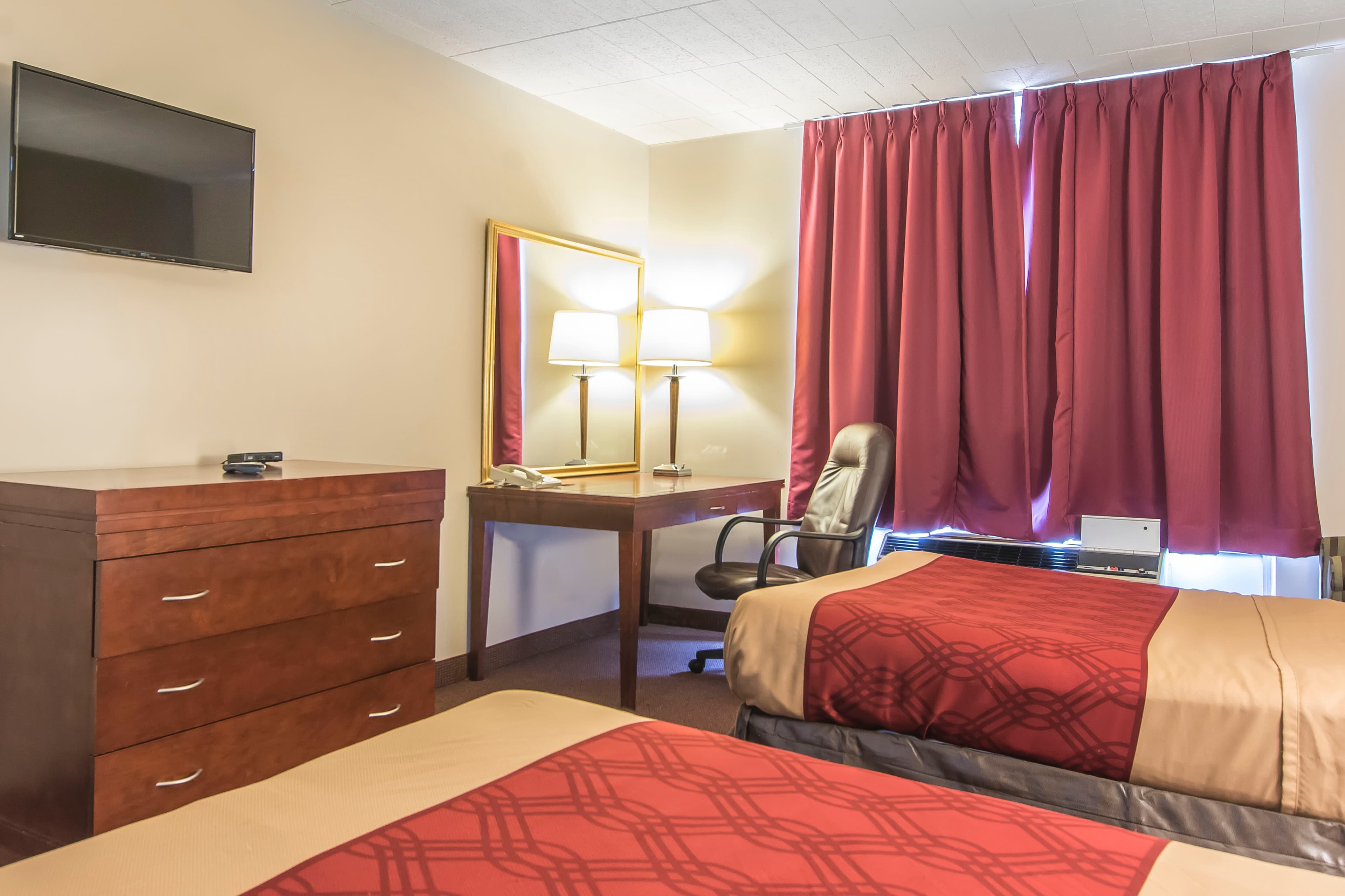 Econo Lodge - Image 3