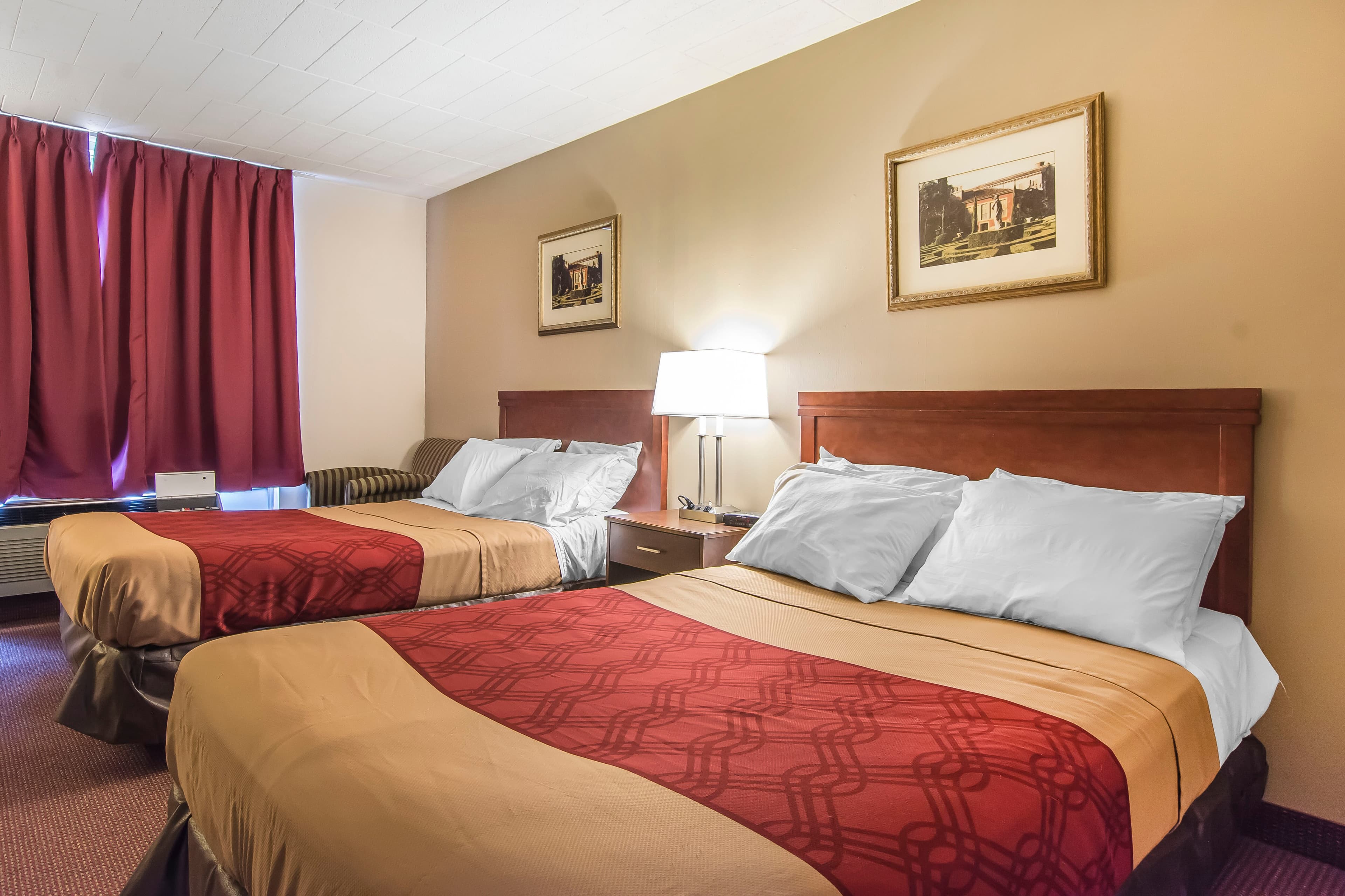 Econo Lodge - Image 4