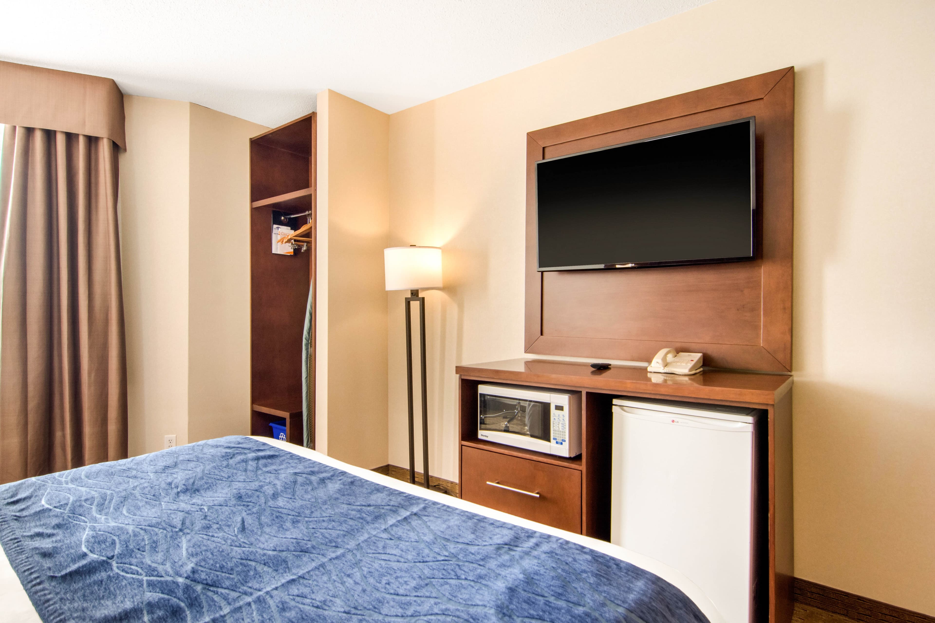 Comfort Inn & Suites - Image 3