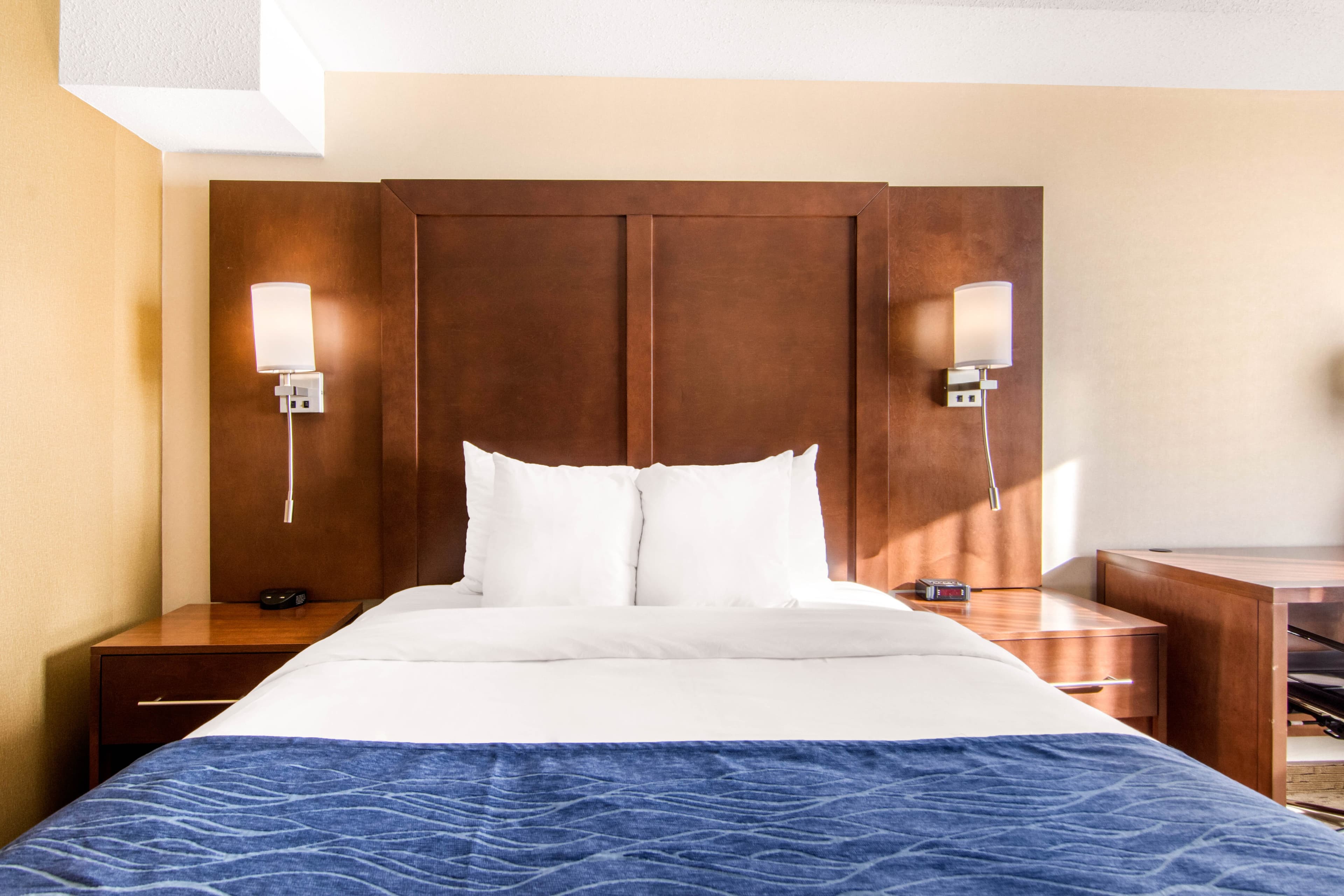 Comfort Inn & Suites - Image 4