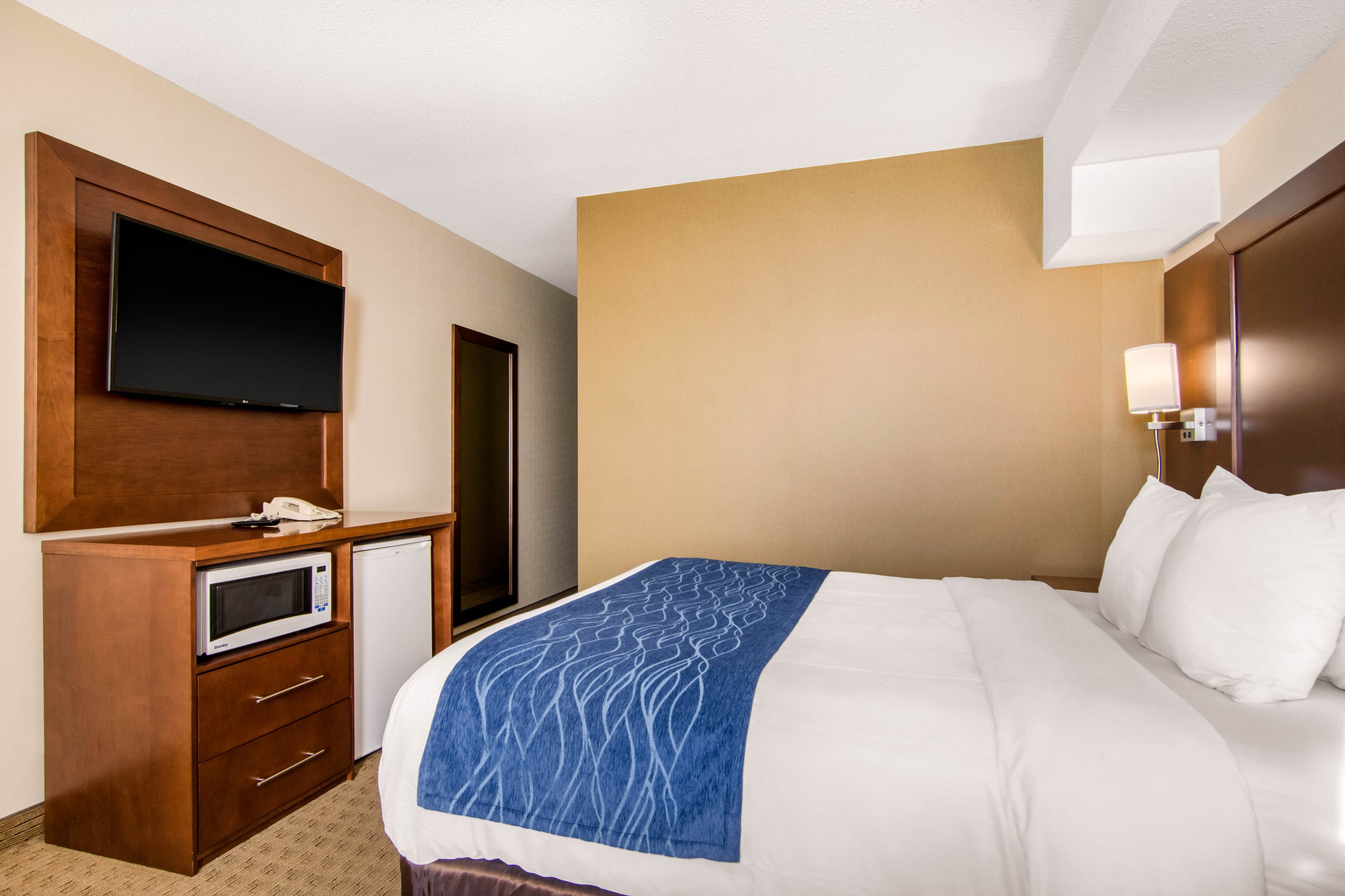 Comfort Inn & Suites - Image 5