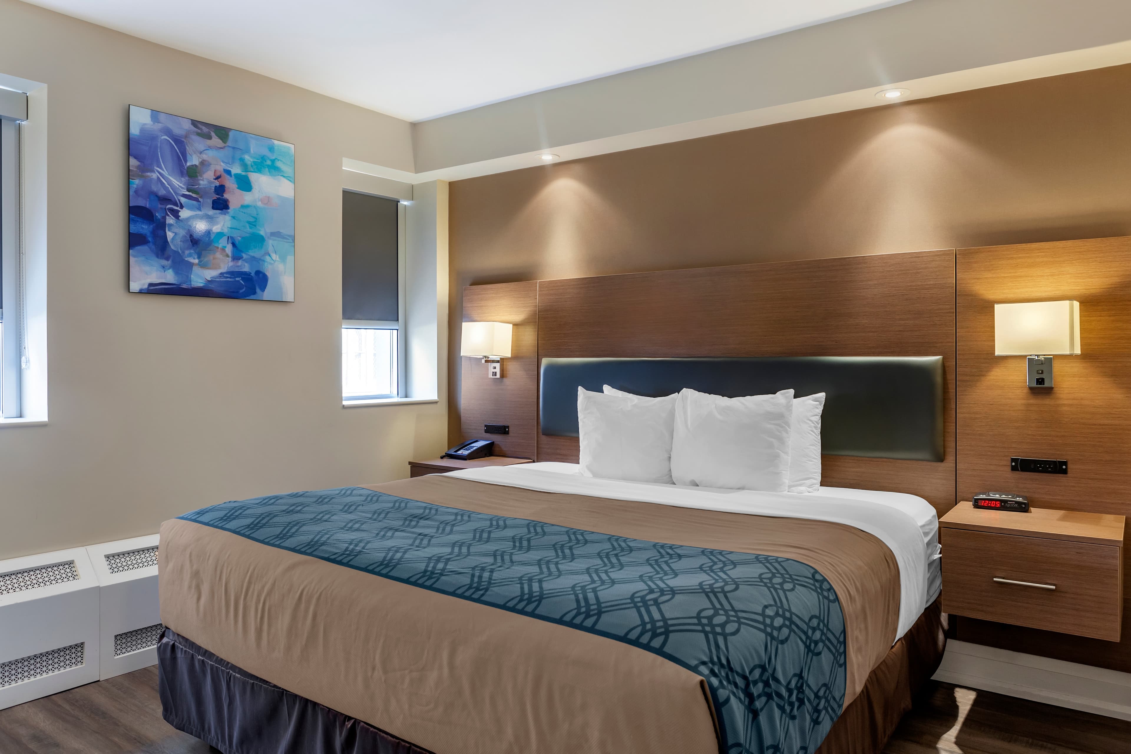 Econo Lodge Inn & Suites Downtown - Image 1