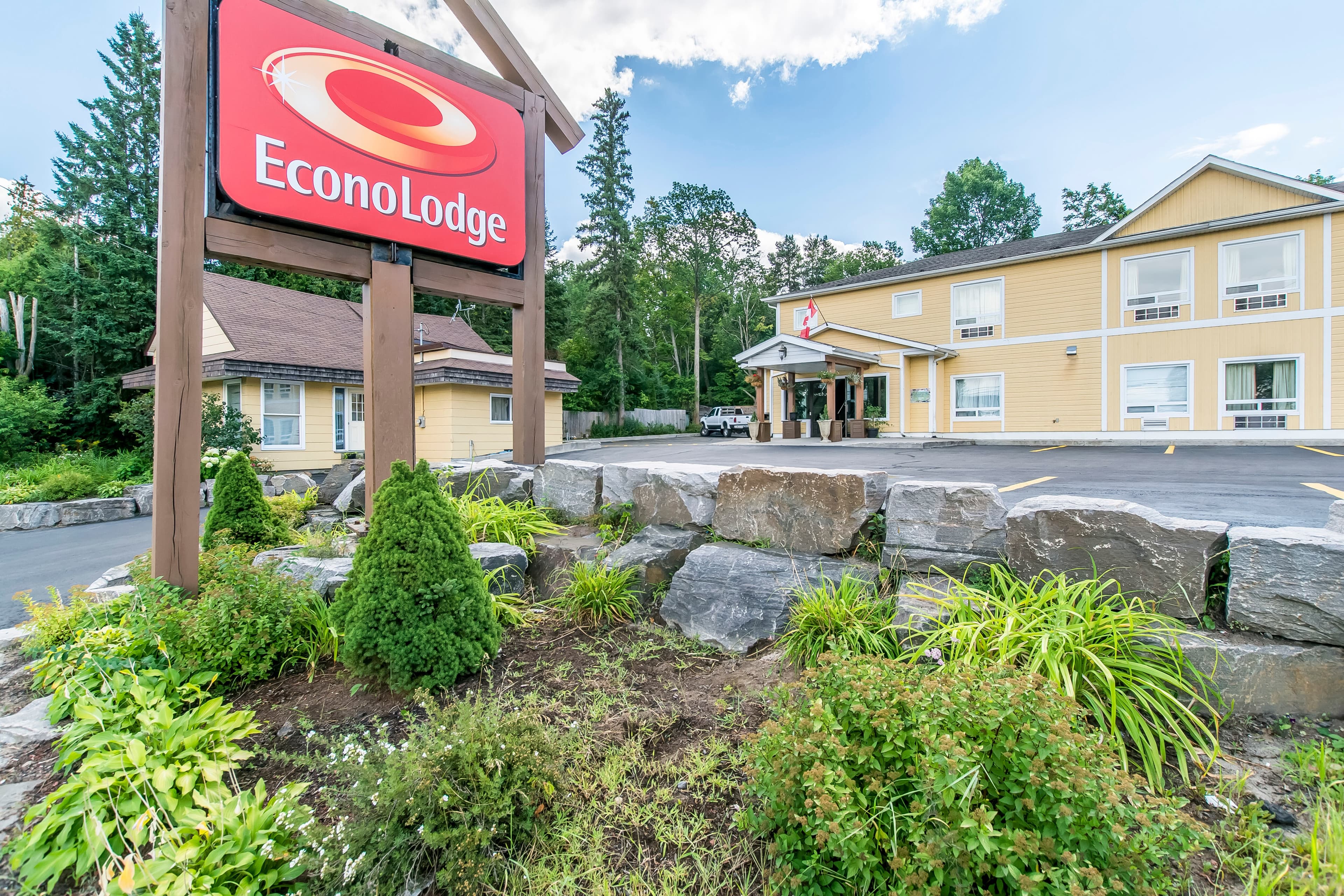 Econo Lodge - Image 1