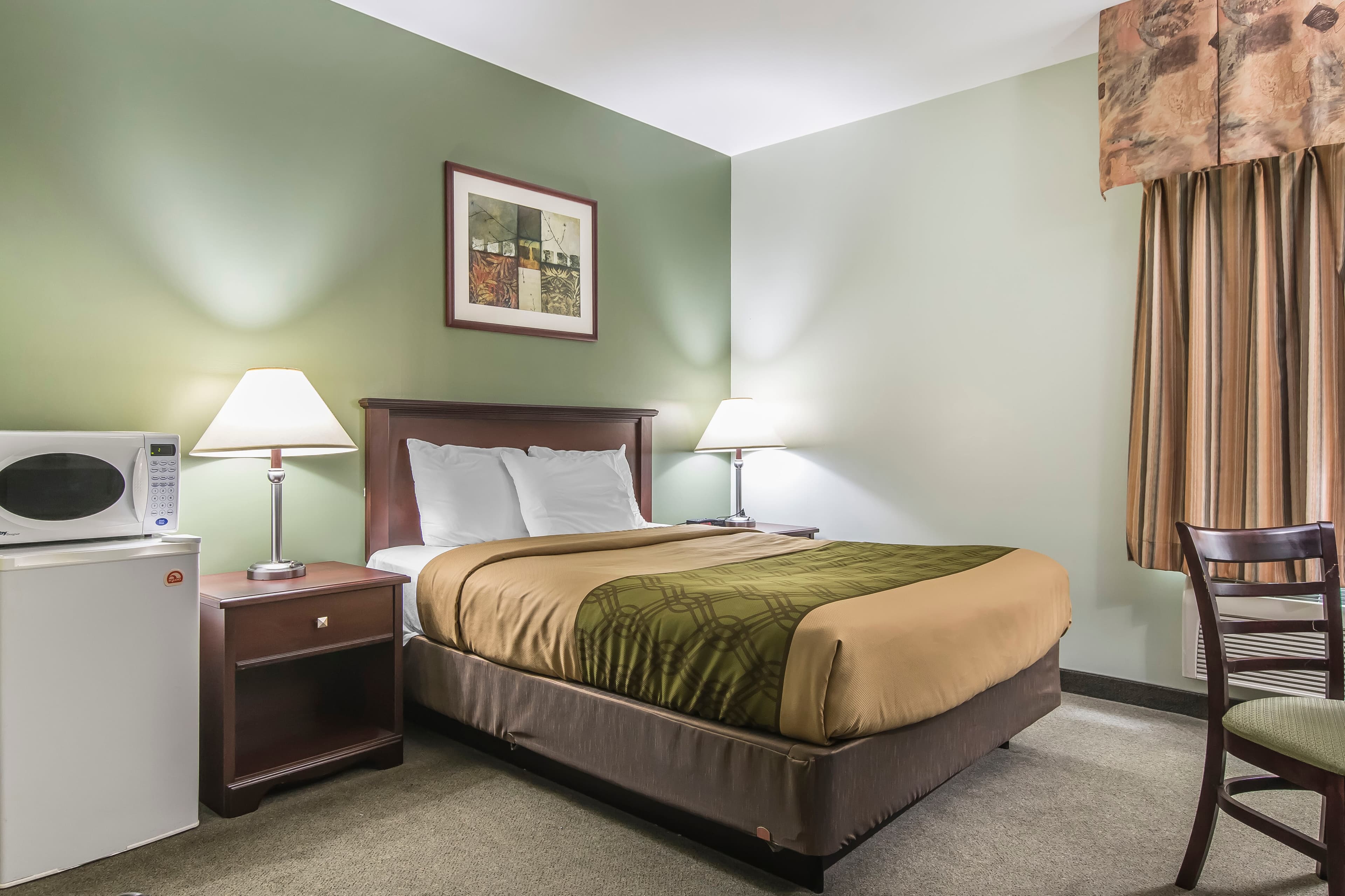Econo Lodge - Image 2