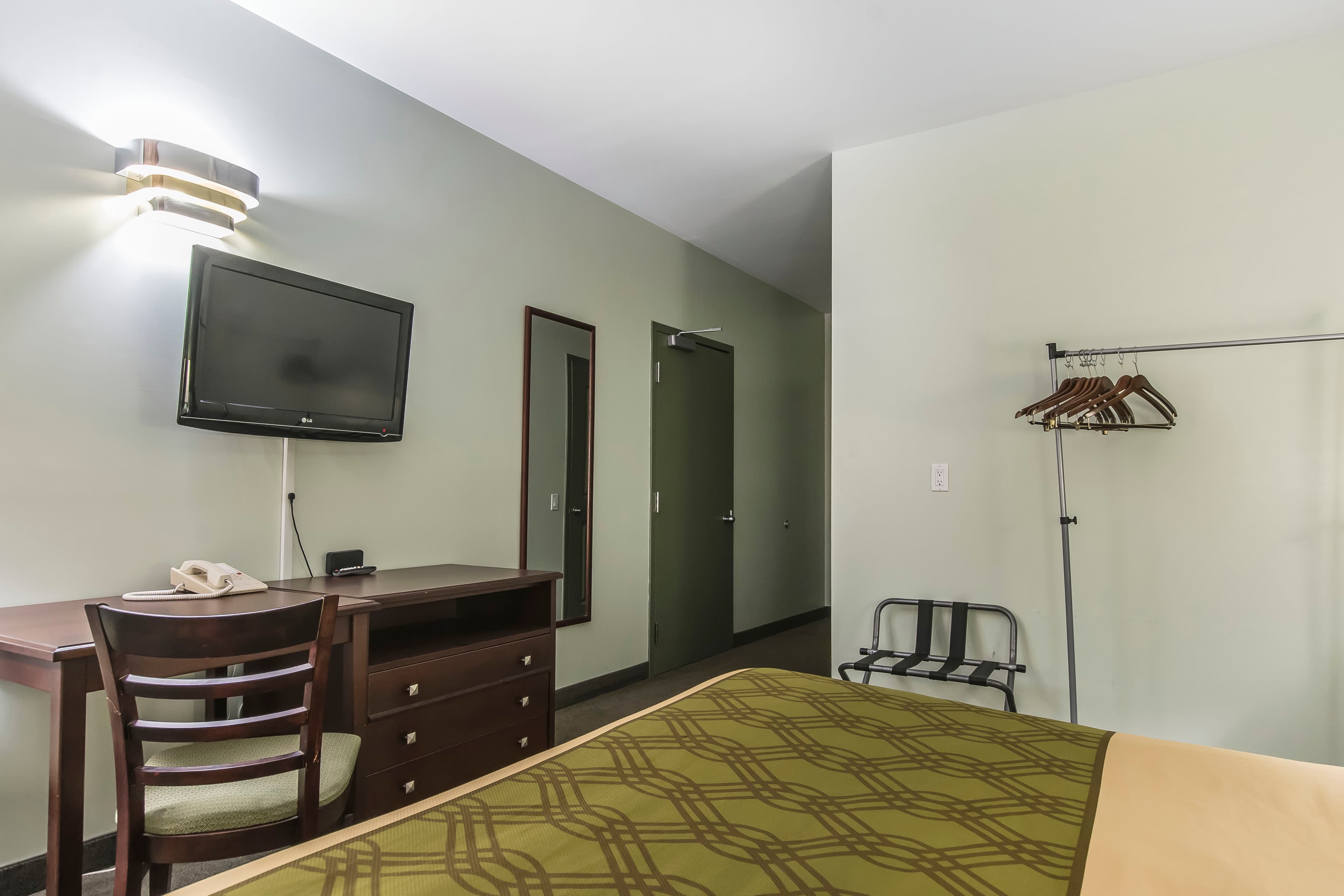Econo Lodge - Image 3
