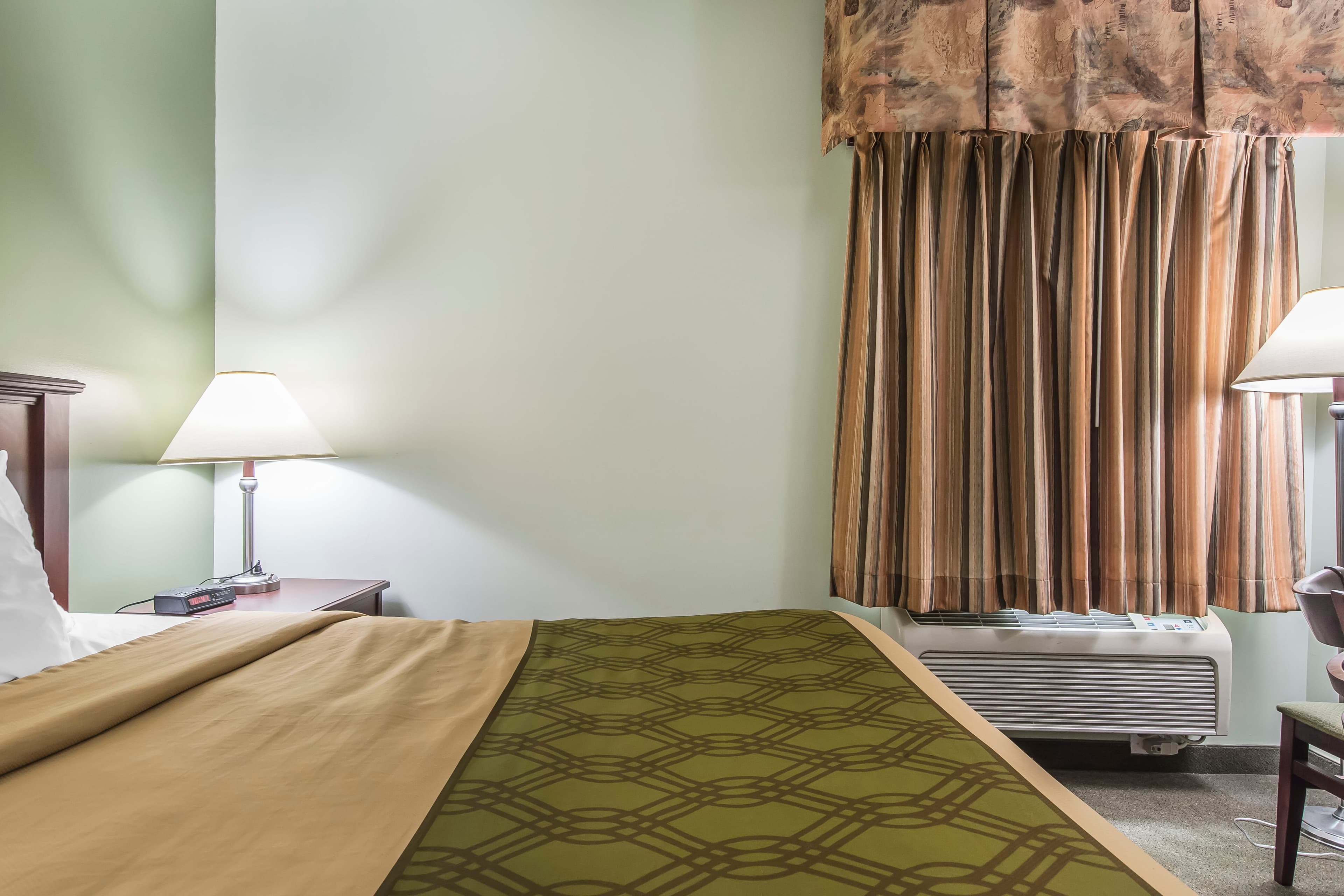 Econo Lodge - Image 4