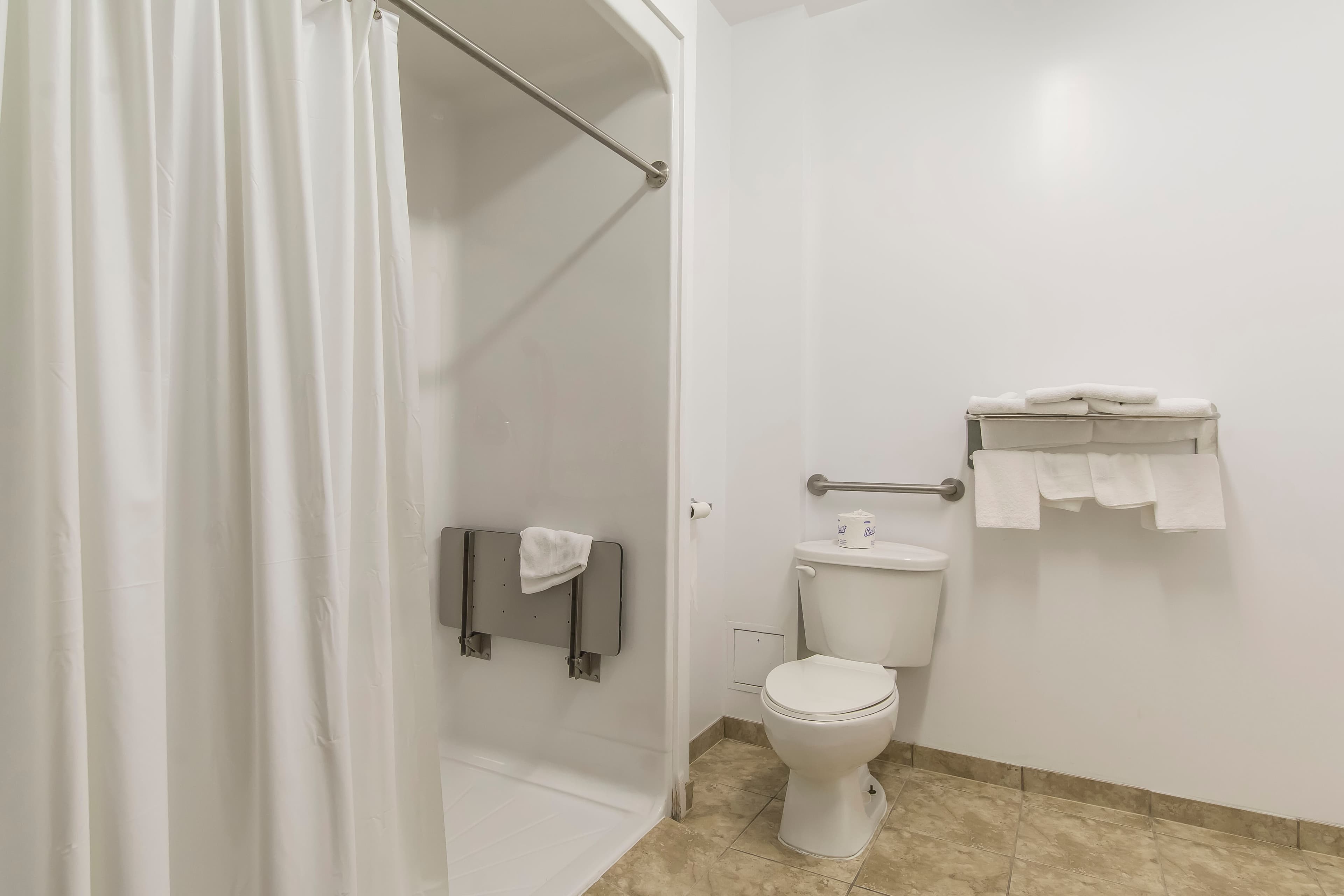 Econo Lodge - Image 5