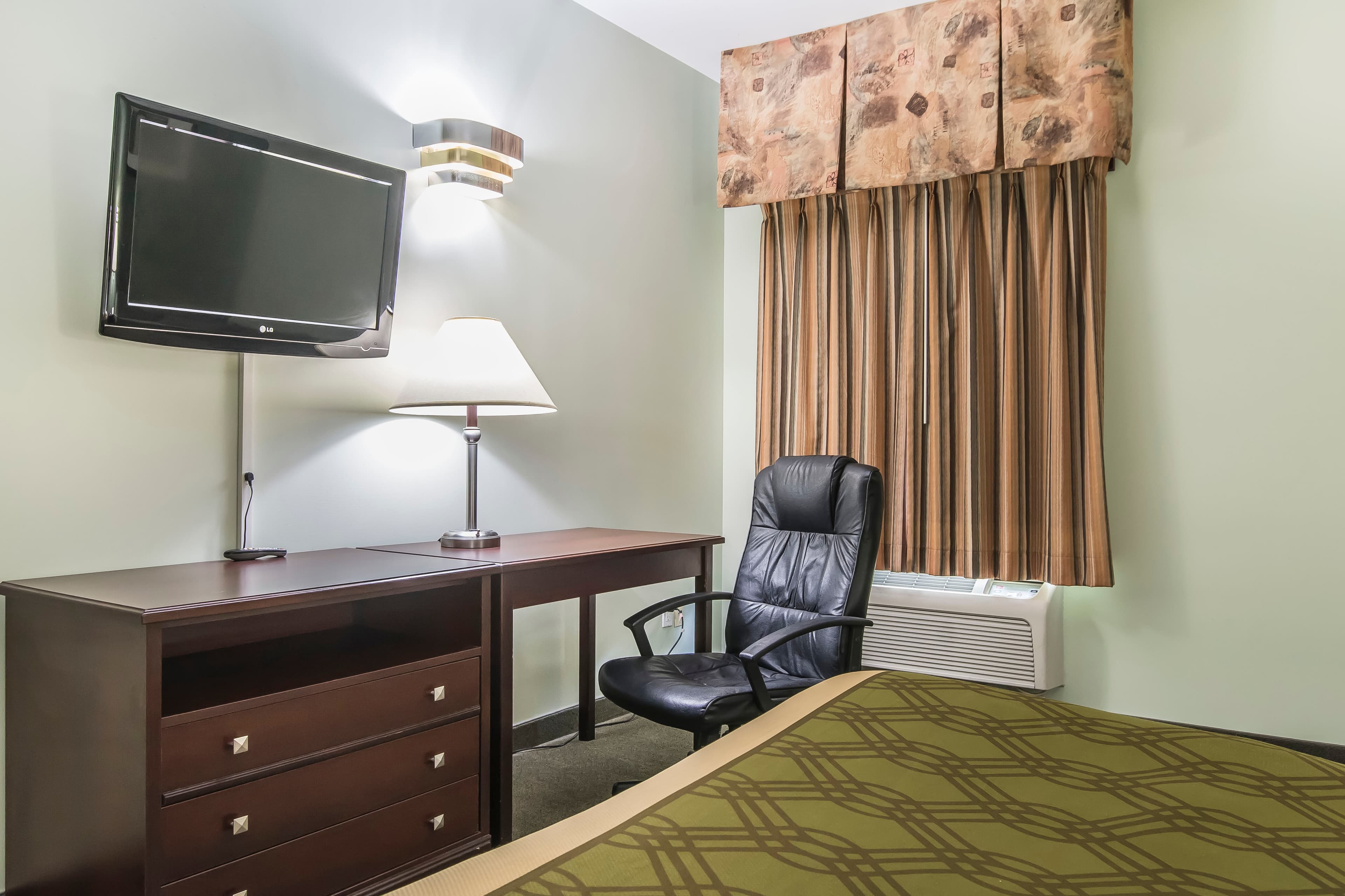 Econo Lodge — 8