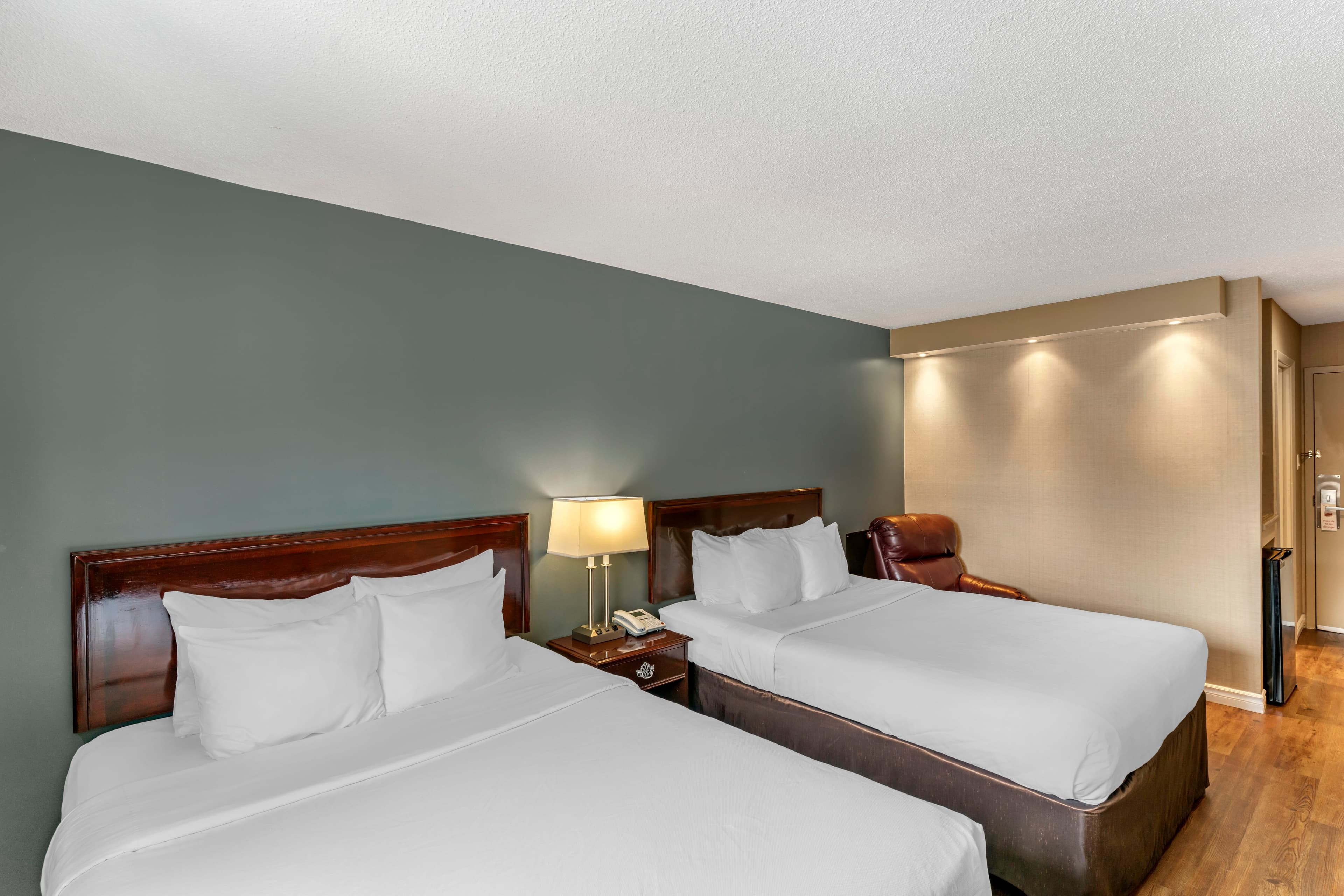 Econo Lodge — 7