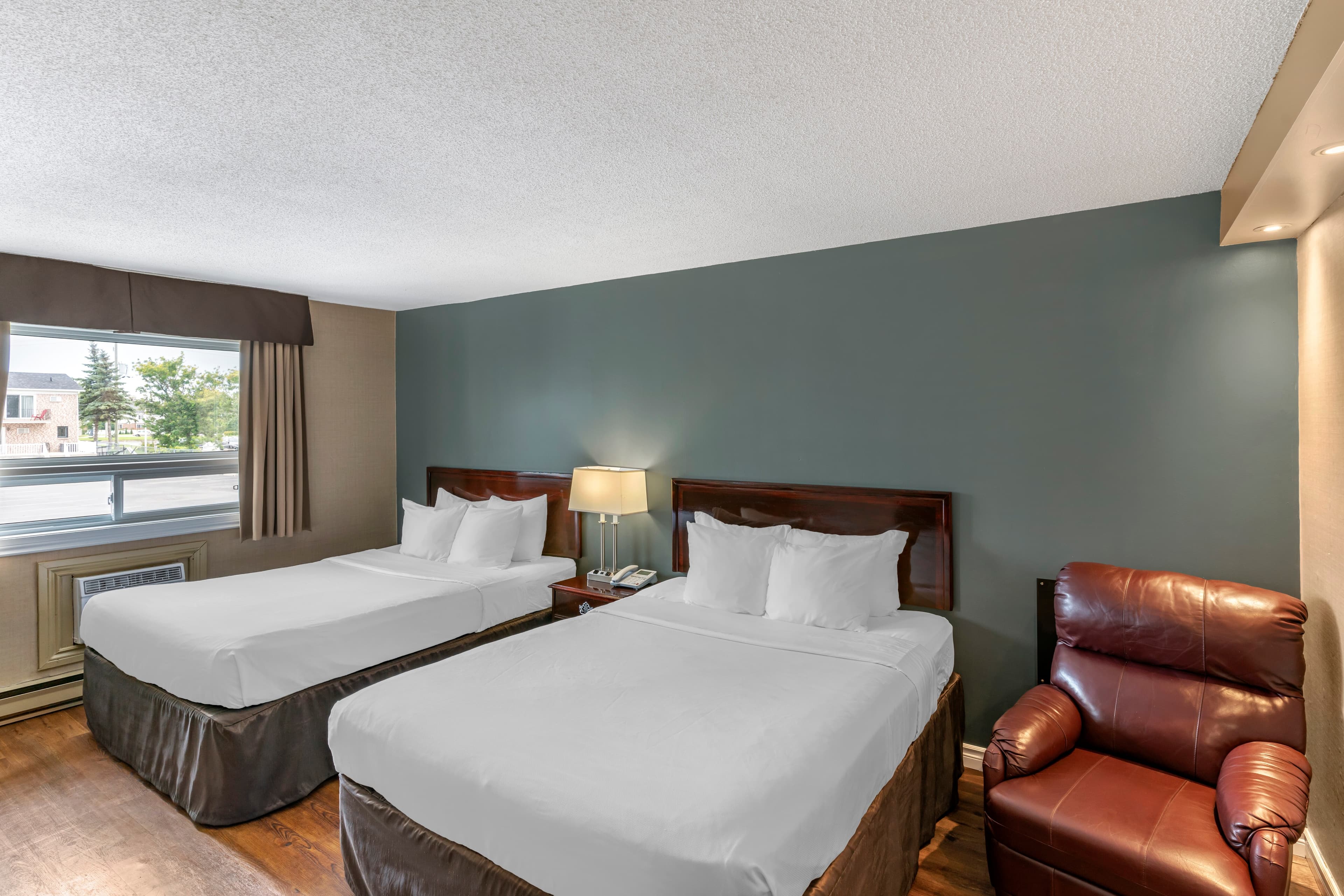 Econo Lodge — 8