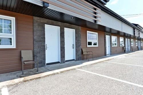 Econo Lodge Inn & Suites - Image 4