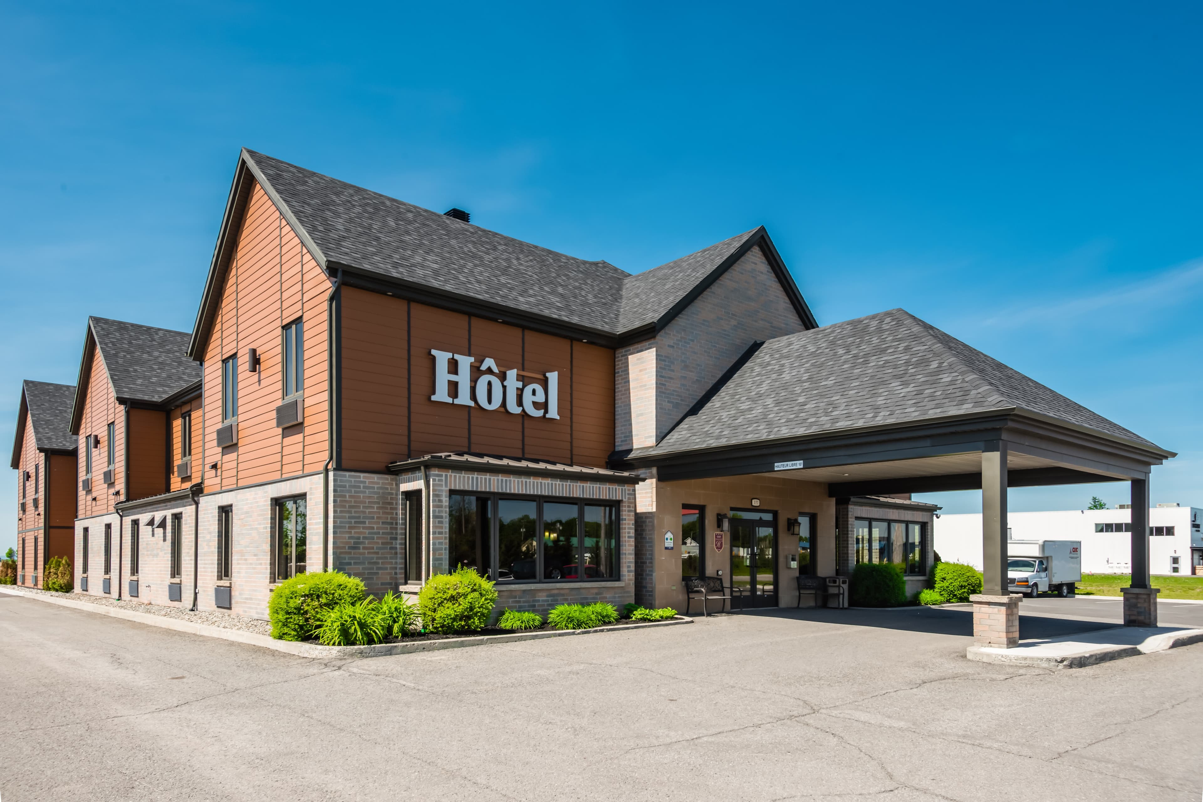 Econo Lodge Inn & Suites - Image 1