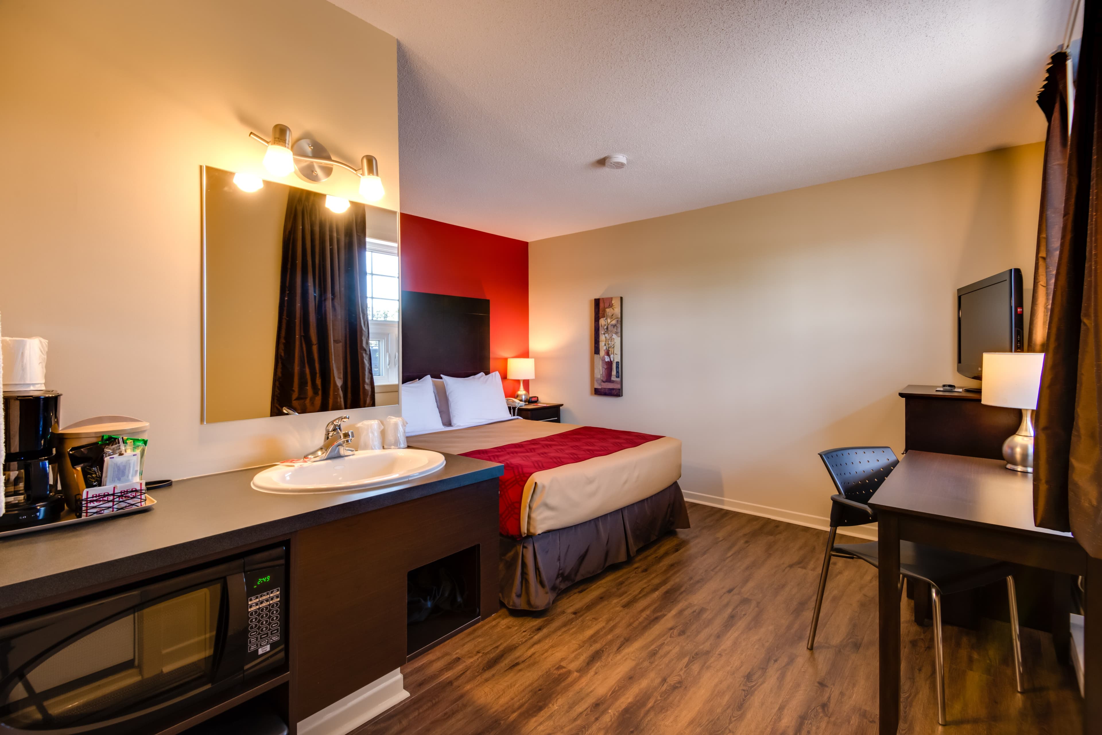 Econo Lodge Inn & Suites — 6