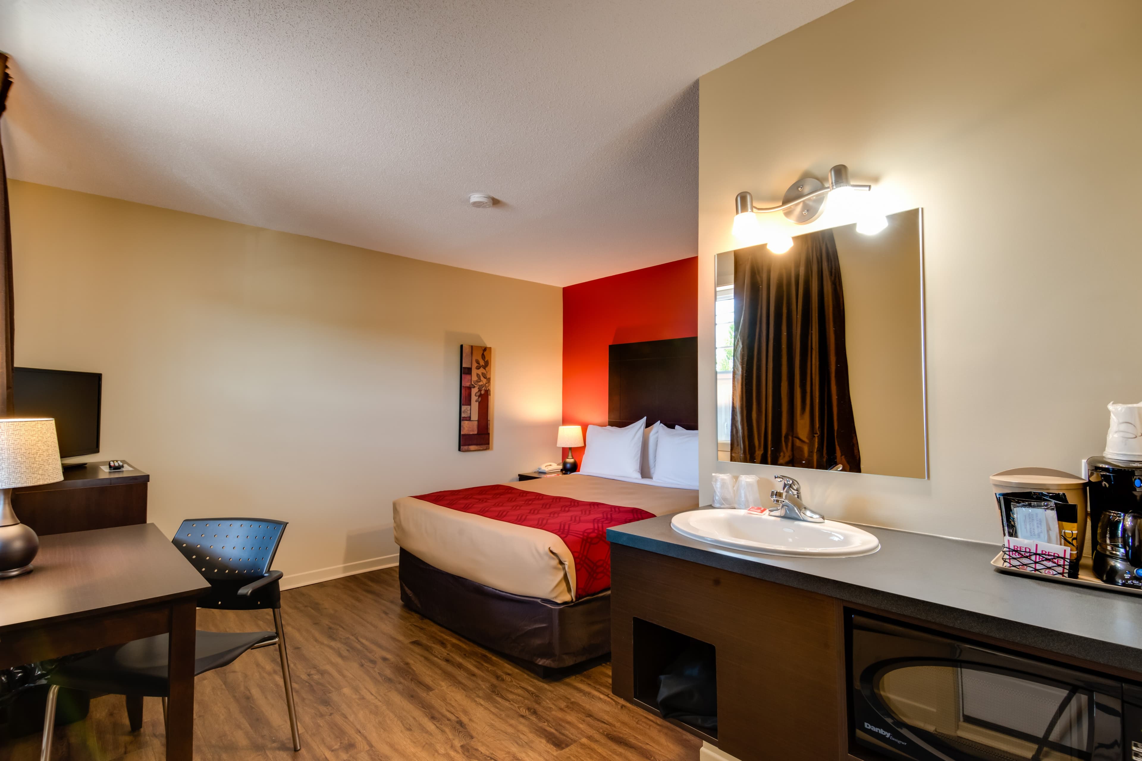 Econo Lodge Inn & Suites — 7