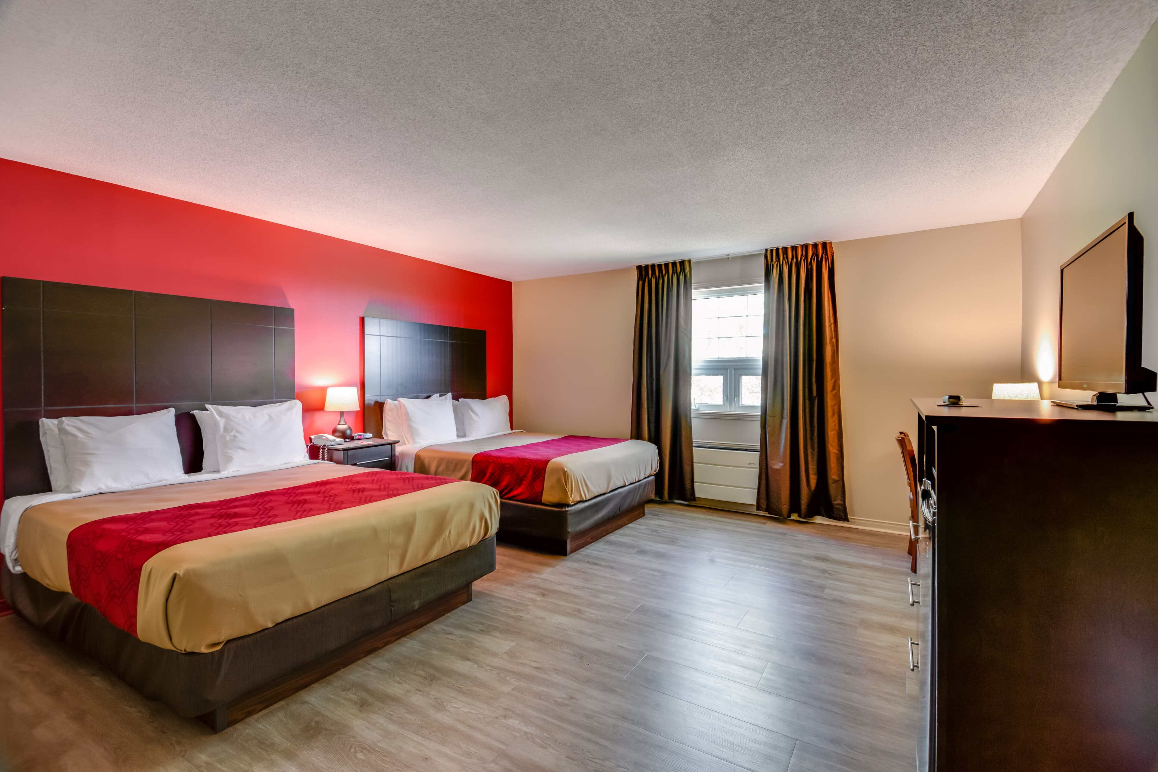 Econo Lodge Inn & Suites - Image 3