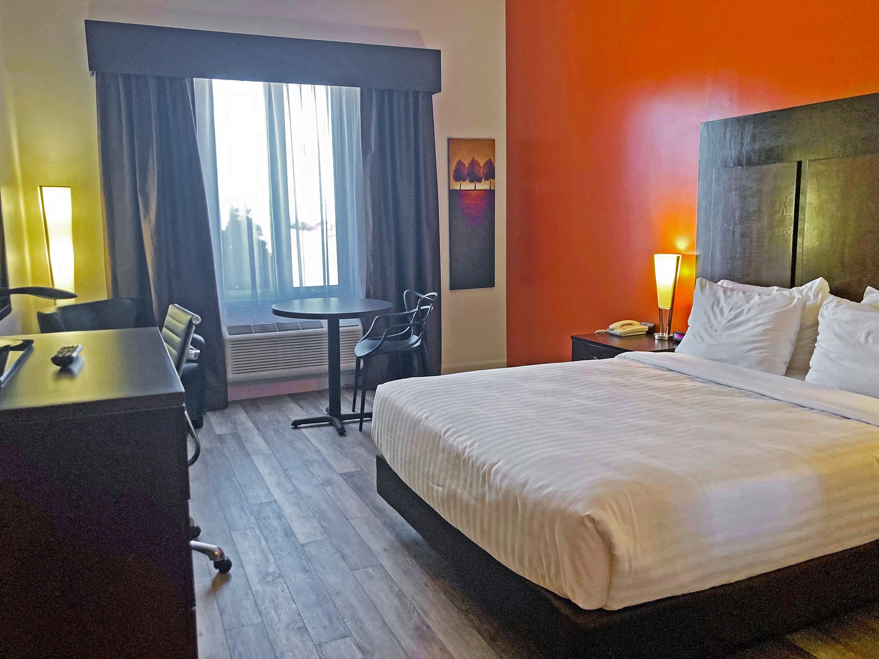 Econo Lodge Inn & Suites - Image 2
