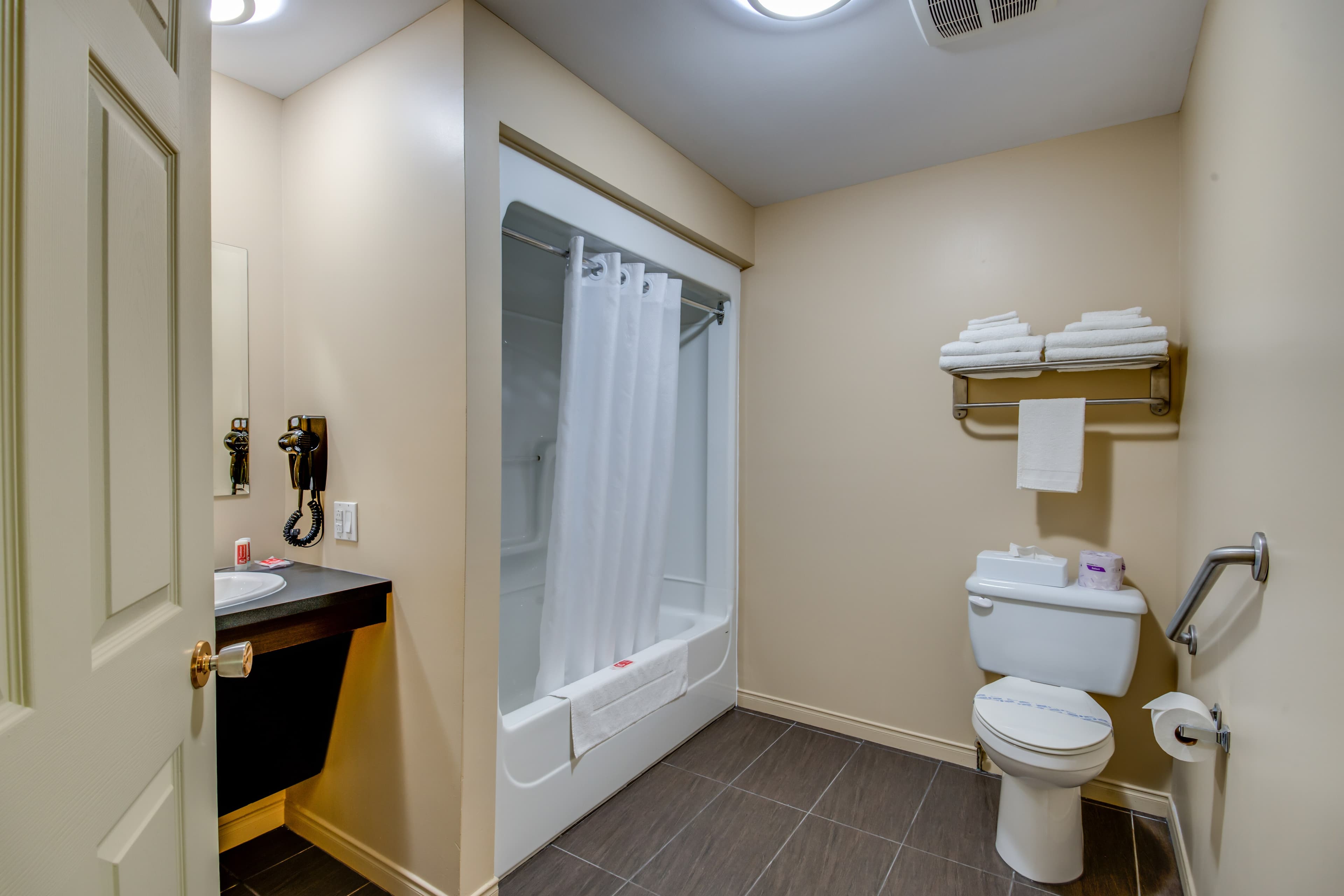 Econo Lodge Inn & Suites - Image 5