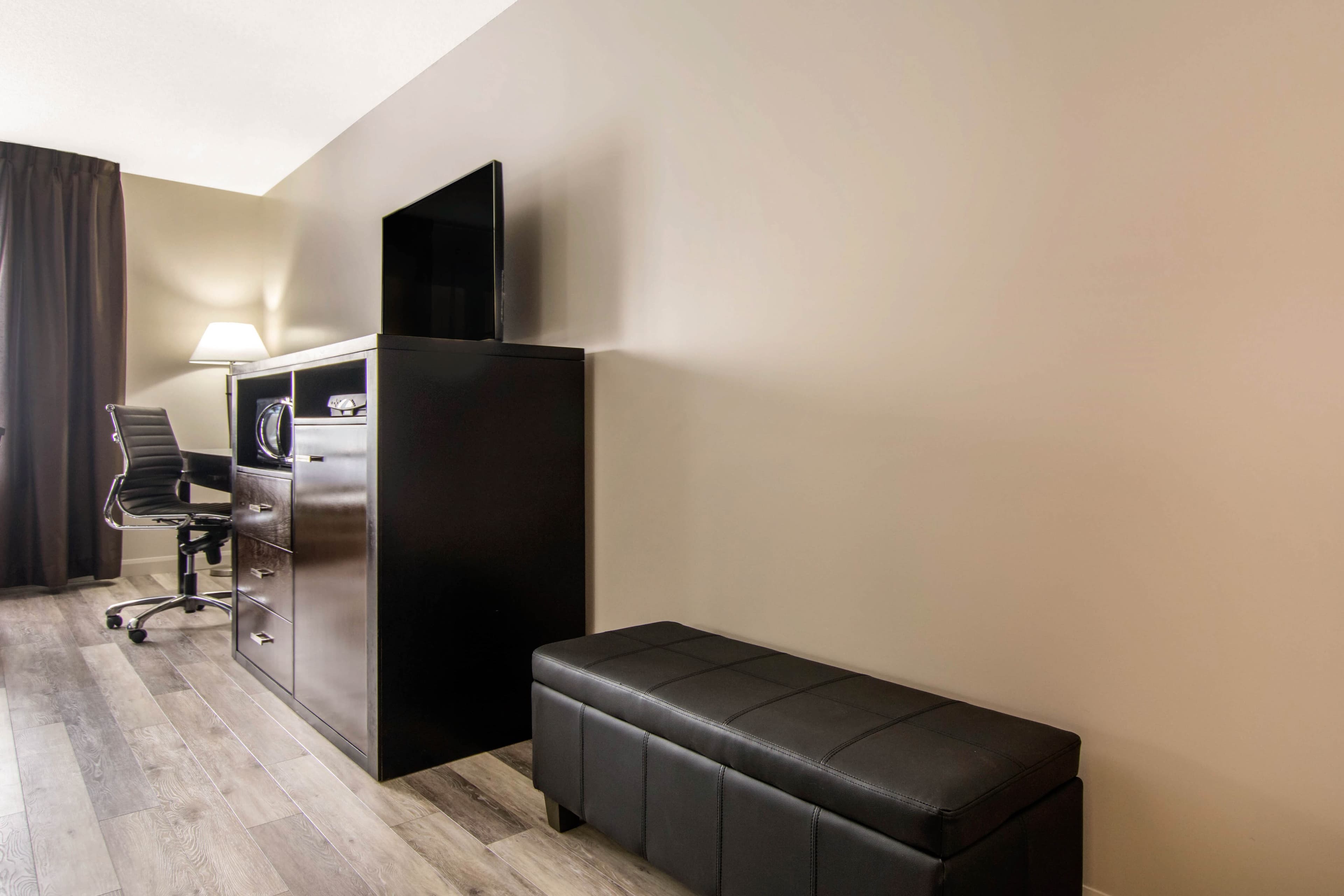 Econo Lodge Inn & Suites — 12