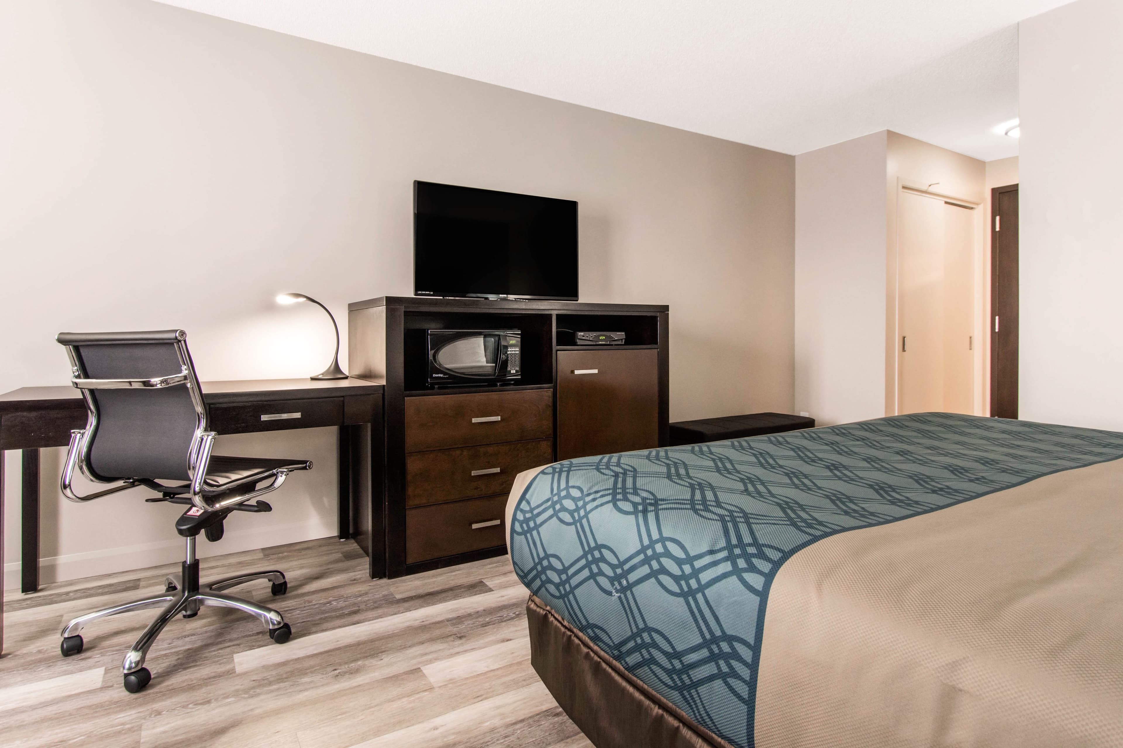Econo Lodge Inn & Suites — 14