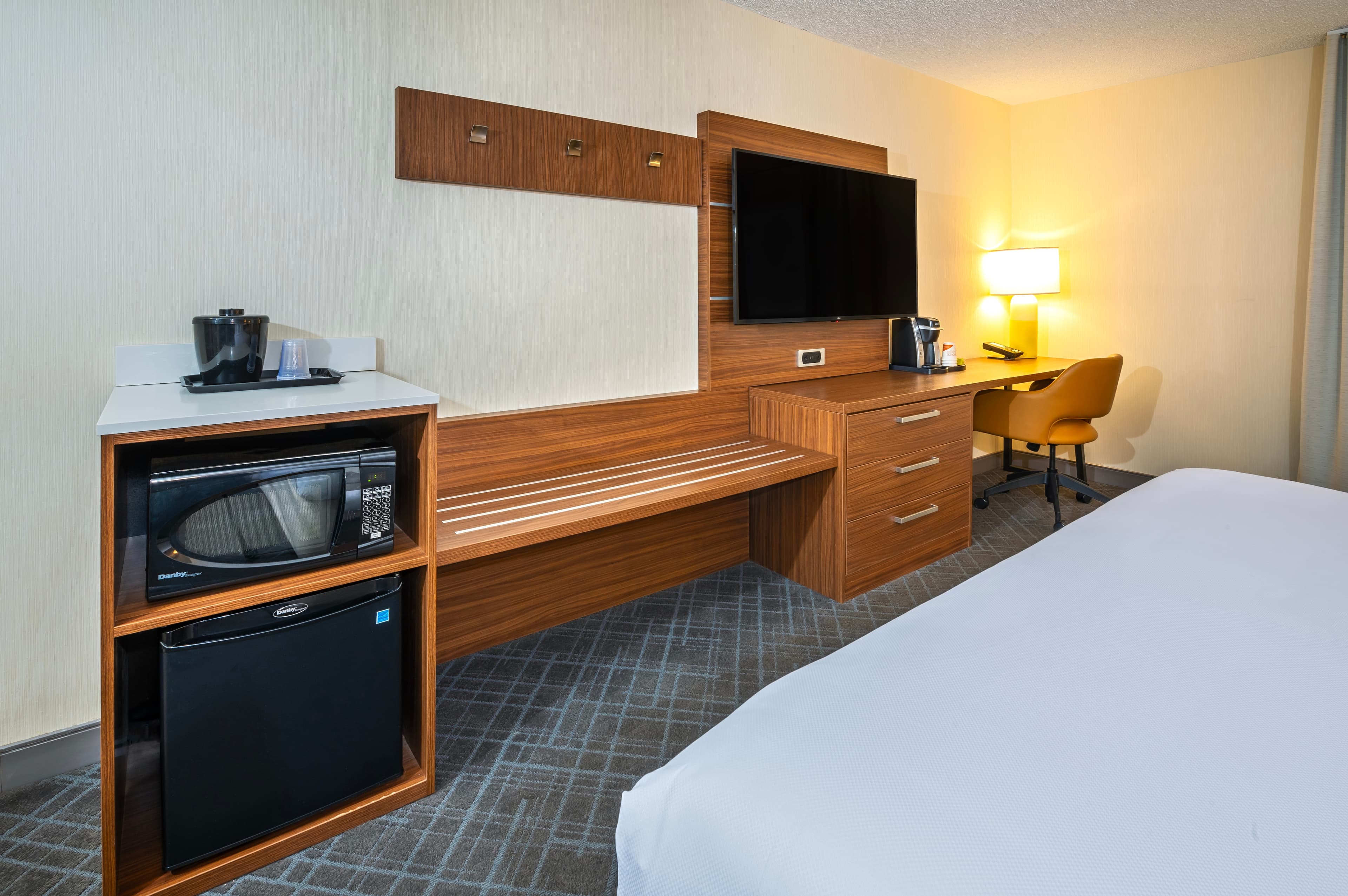Comfort Inn & Suites - Image 3
