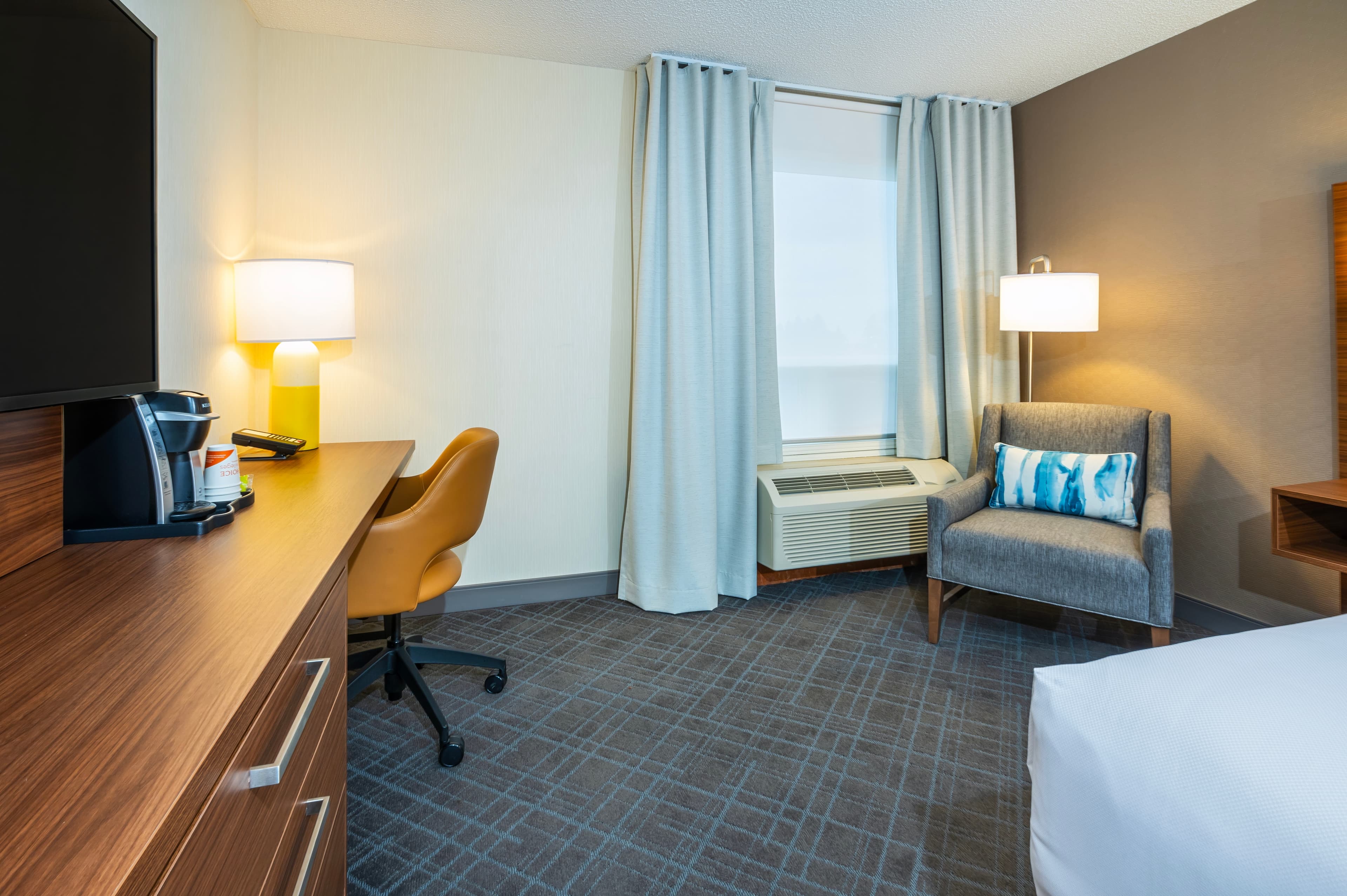 Comfort Inn & Suites - Image 4