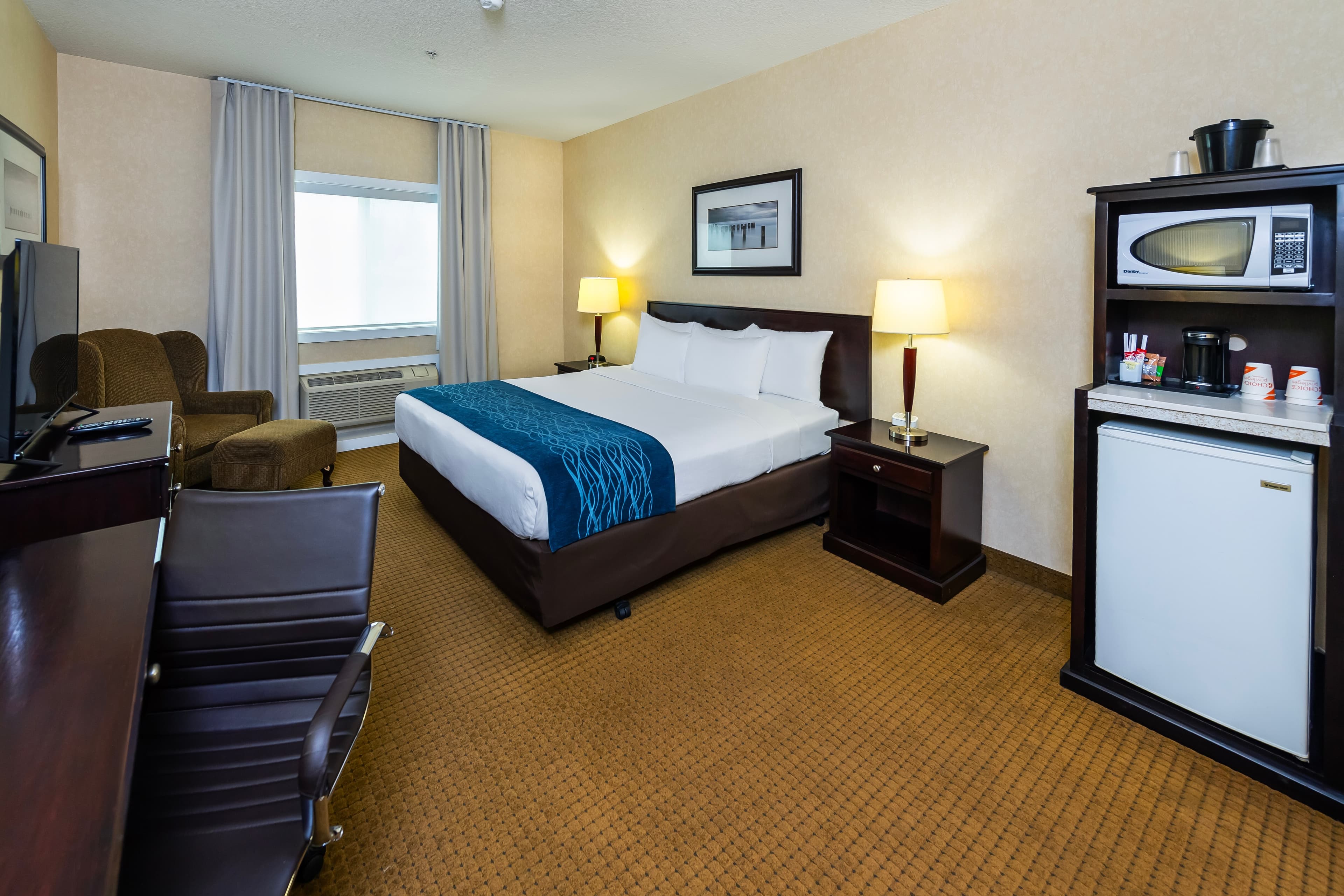 Comfort Inn & Suites - Image 4