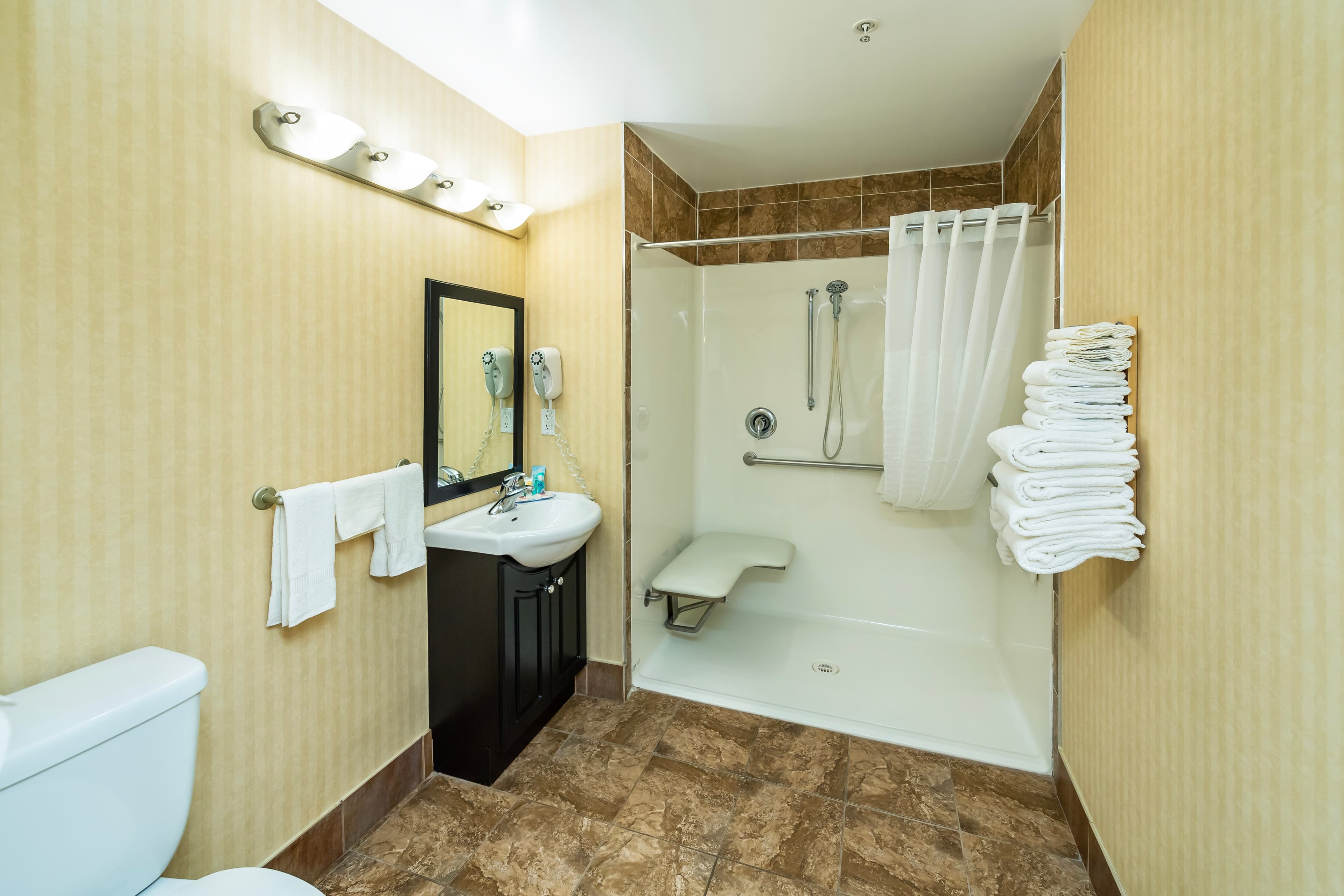Comfort Inn & Suites - Image 5