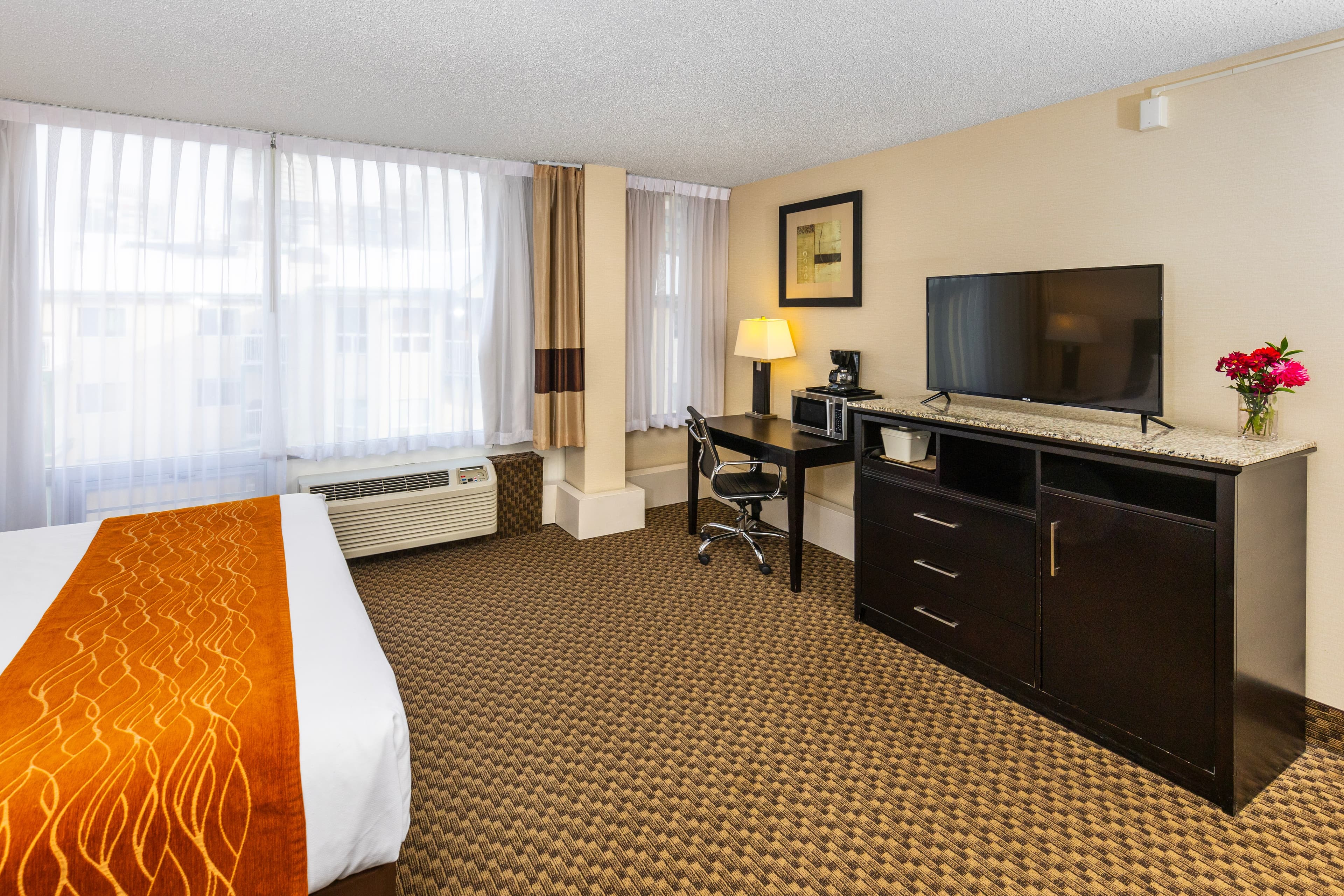 Comfort Inn & Suites - Image 5