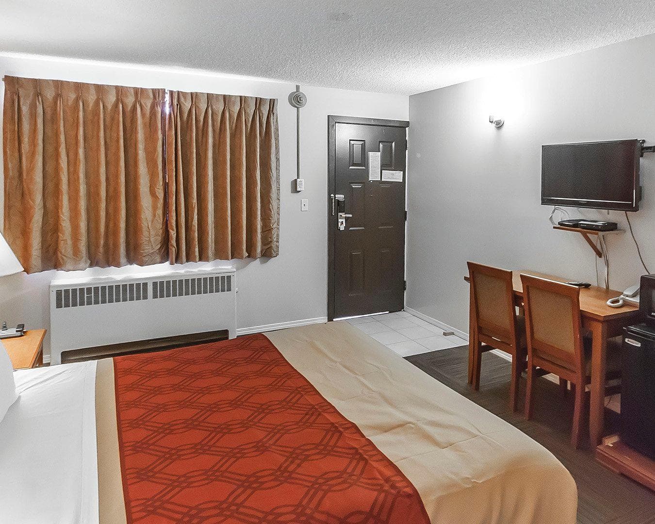 Econo Lodge Inn & Suites - Image 5